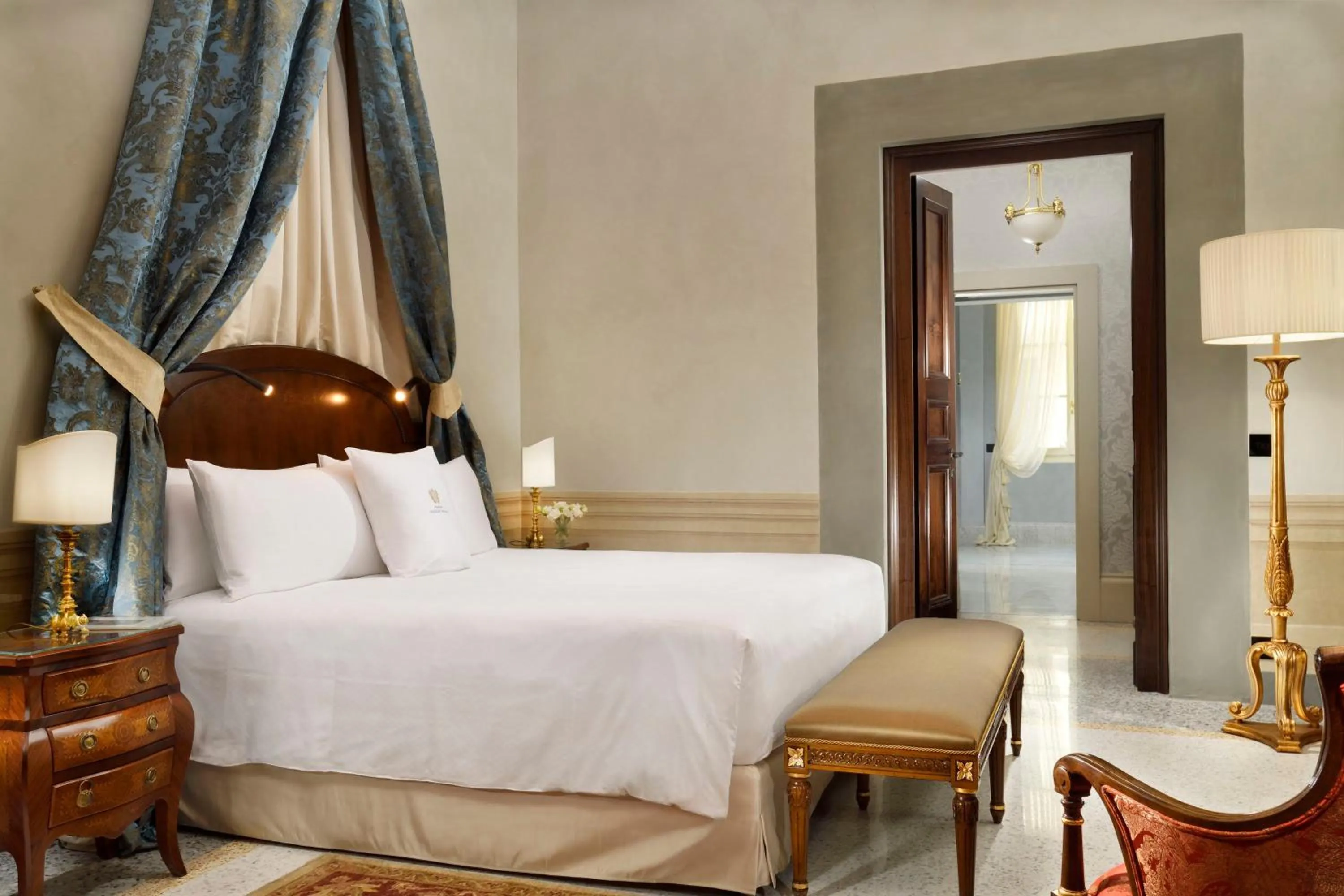 Bed in Palazzo Portinari Salviati Residenza D'Epoca