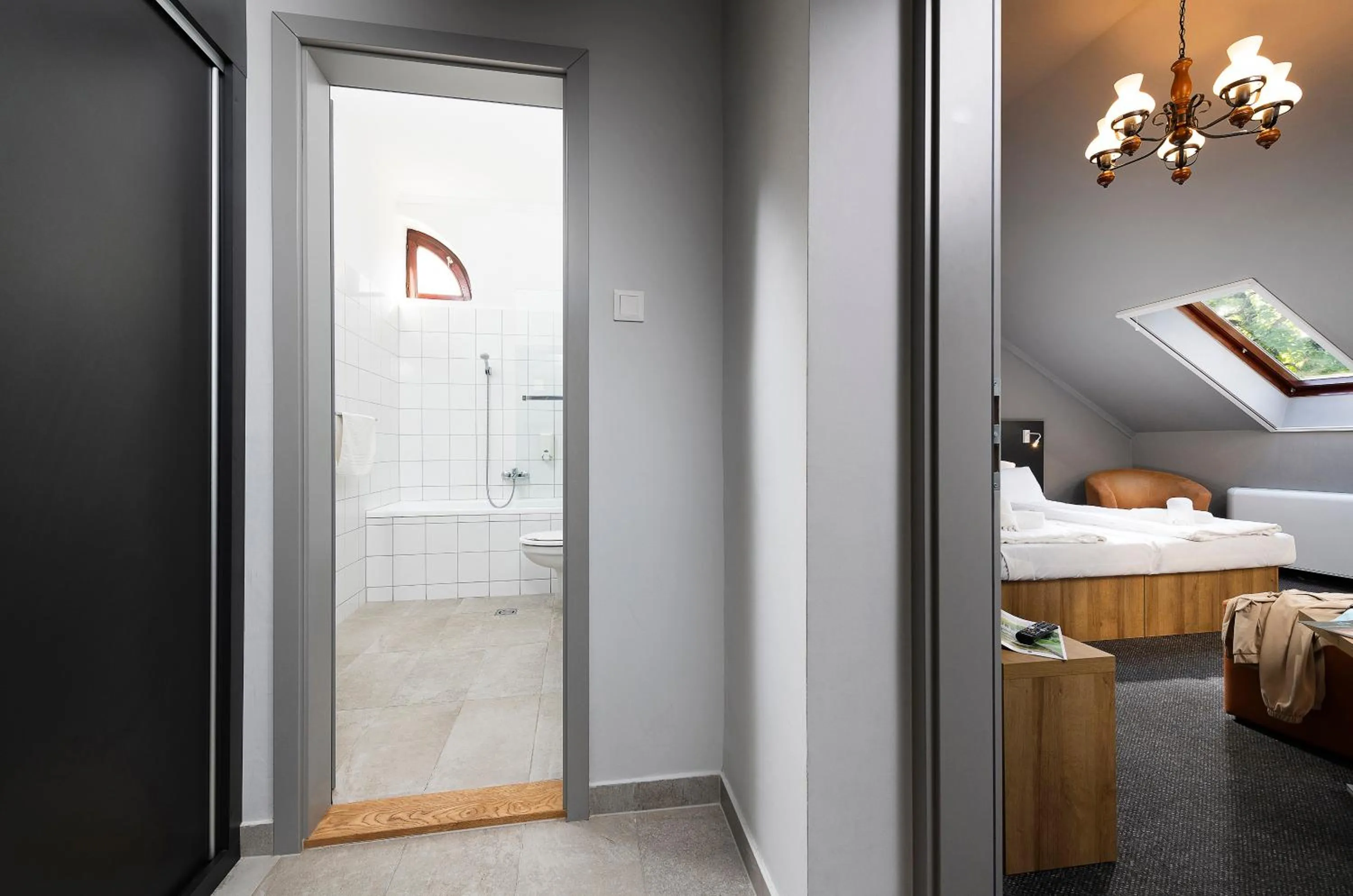 Bathroom, Bed in Svájci Lak Panzió