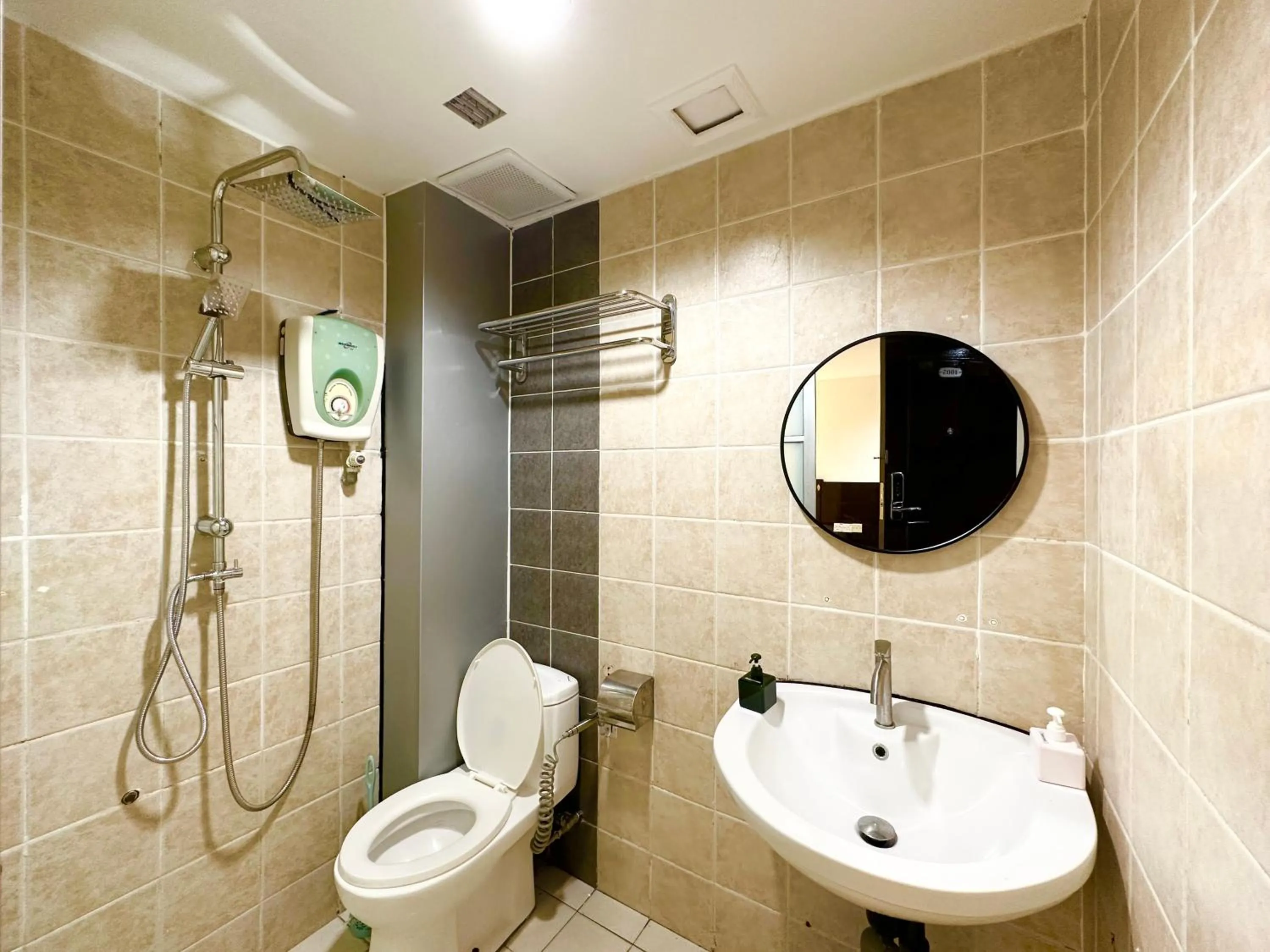 Shower in VALLEY HOTEL