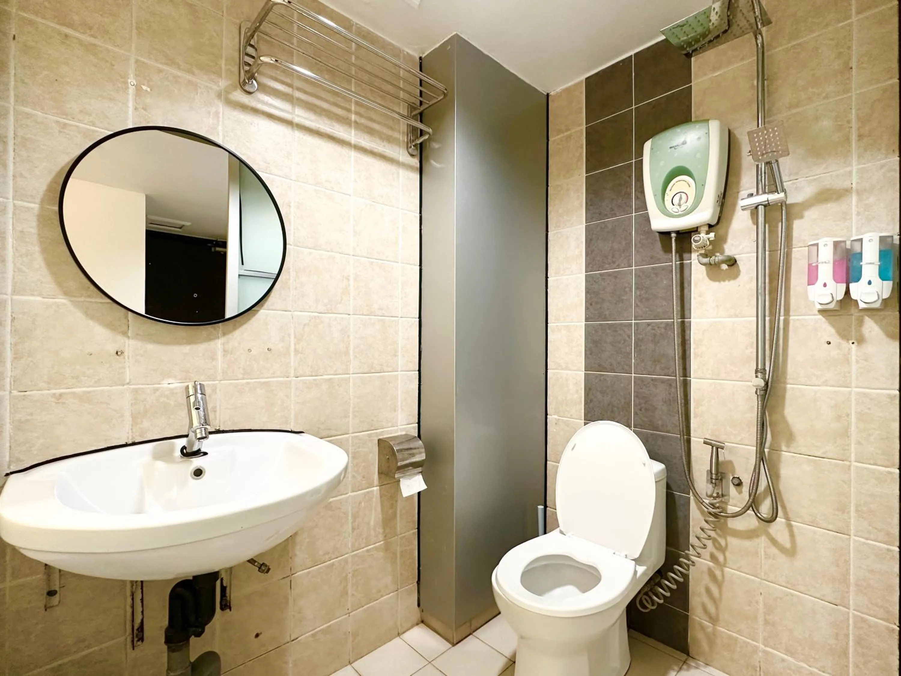 Shower in VALLEY HOTEL