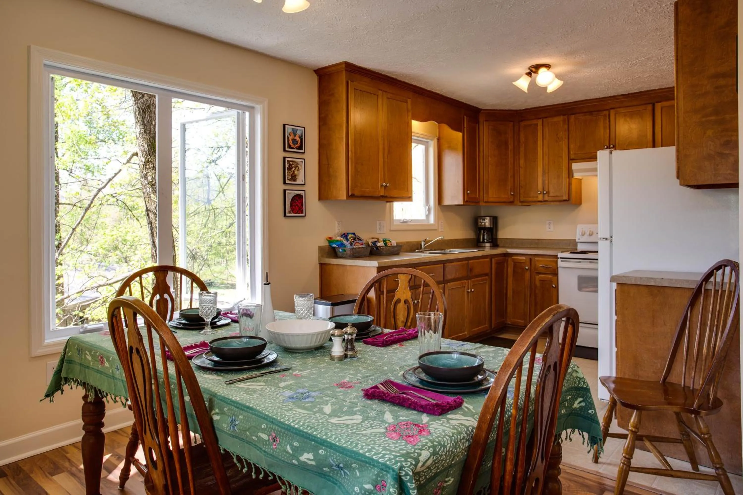Dining area in Love Ridge Mountain Lodging