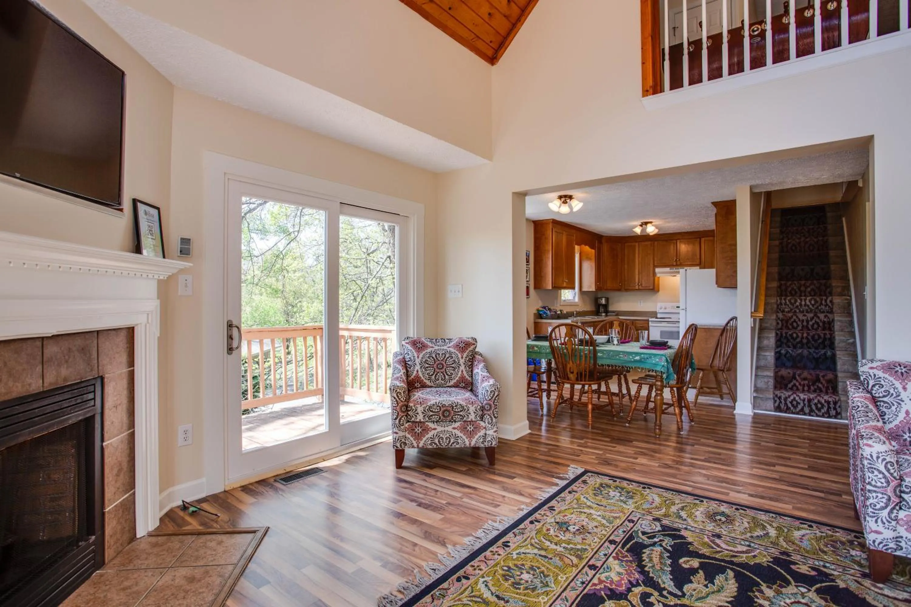 Dining area in Love Ridge Mountain Lodging