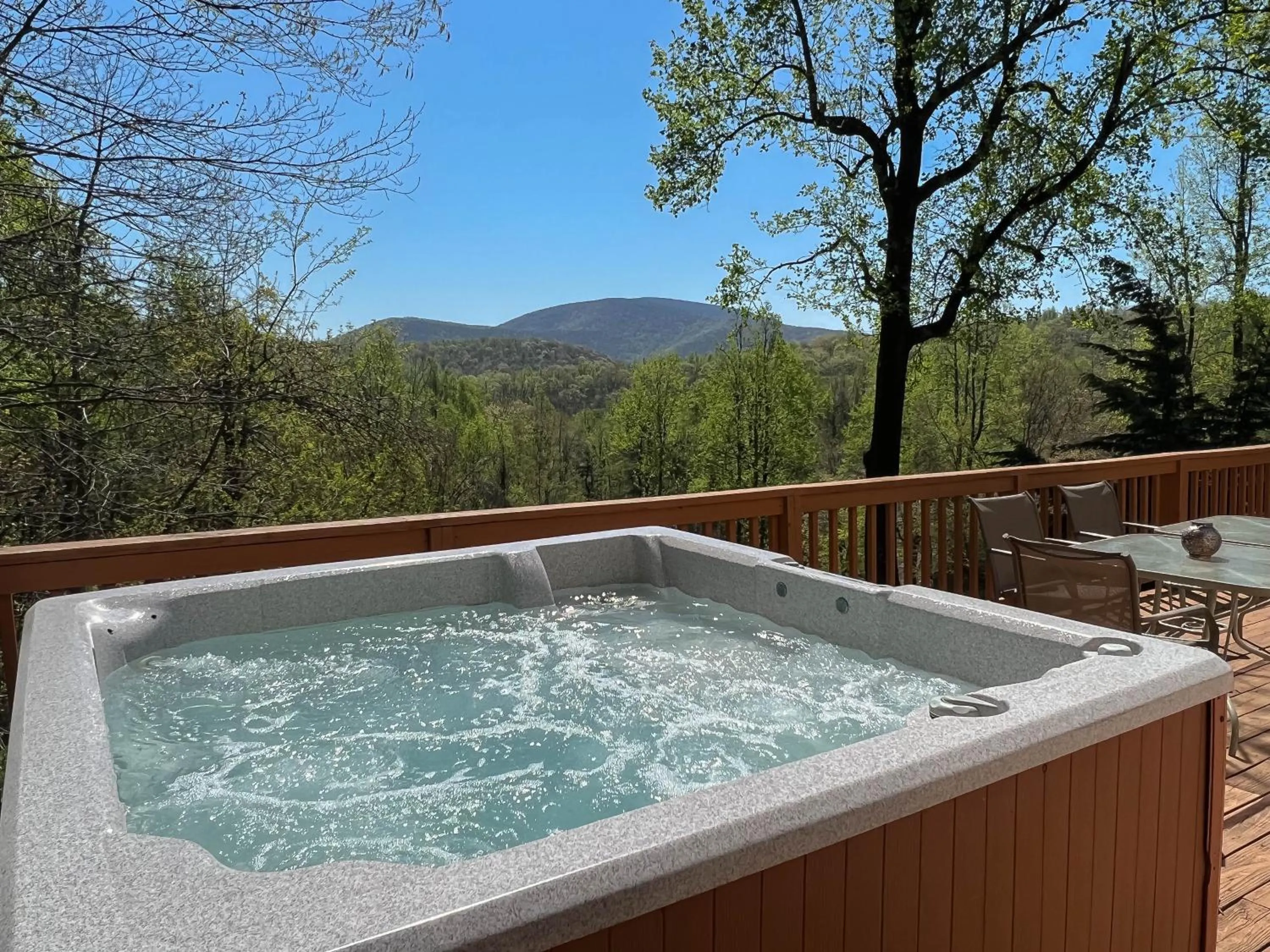 Hot Tub in Love Ridge Mountain Lodging