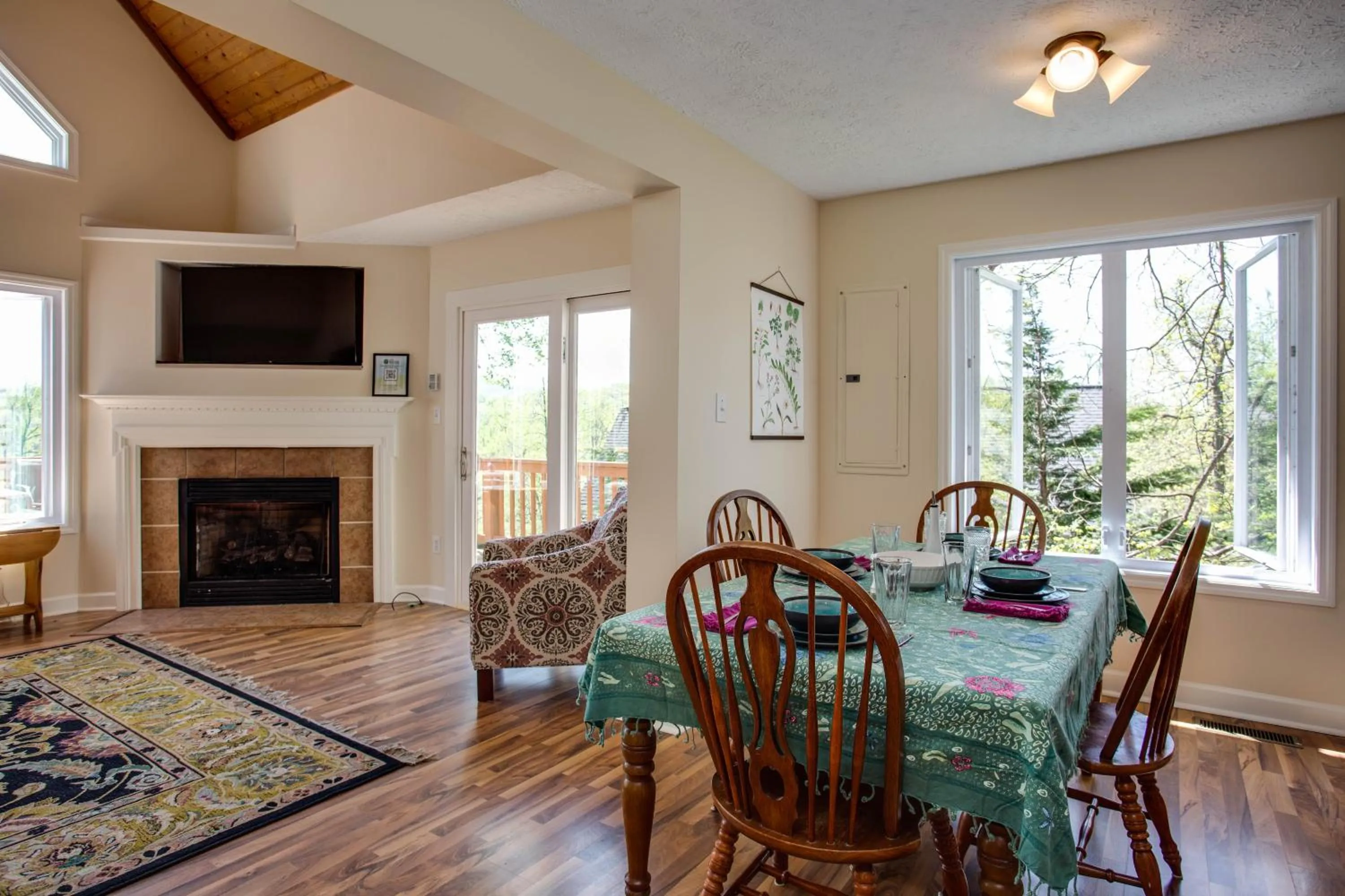Dining area in Love Ridge Mountain Lodging