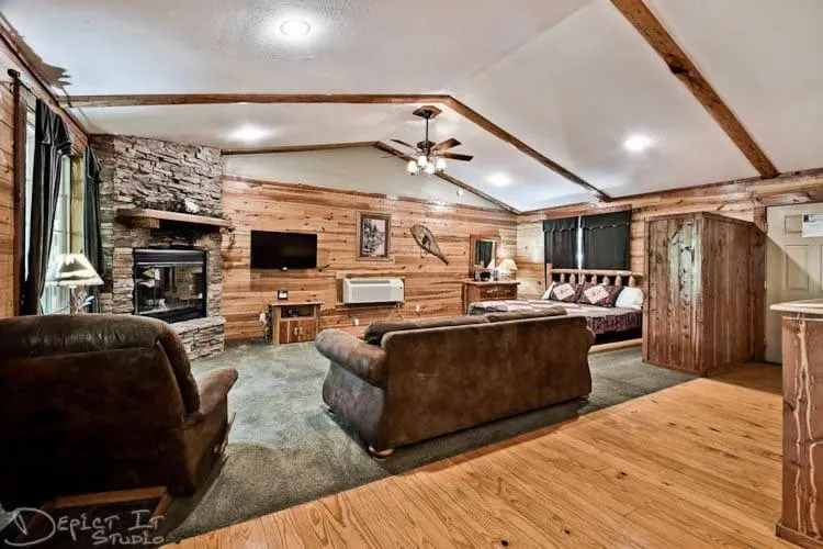 Secluded 2 story cabin Pool WiFi smart TVs