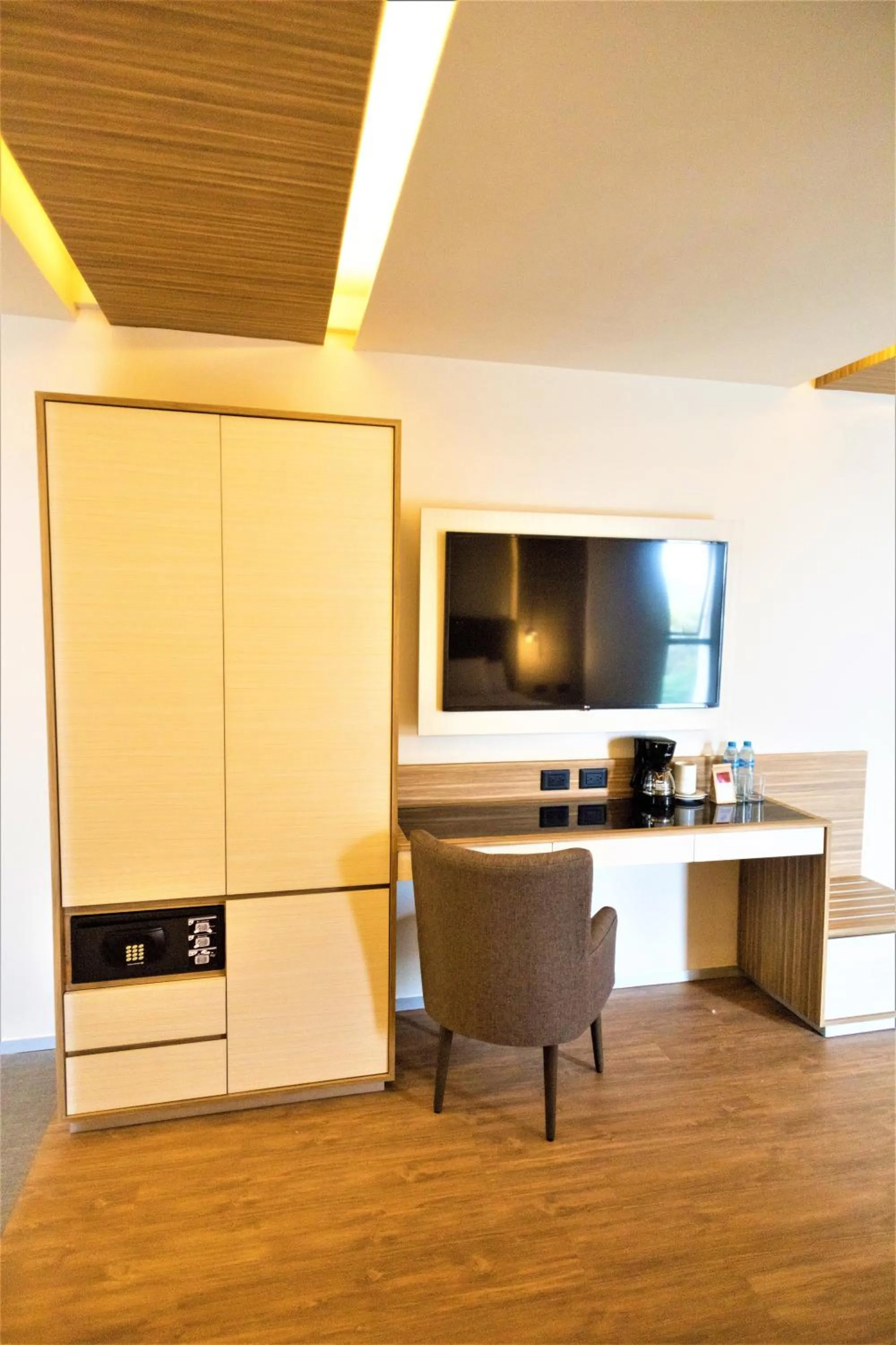 Seating area in Hotel Plaza by Kavia