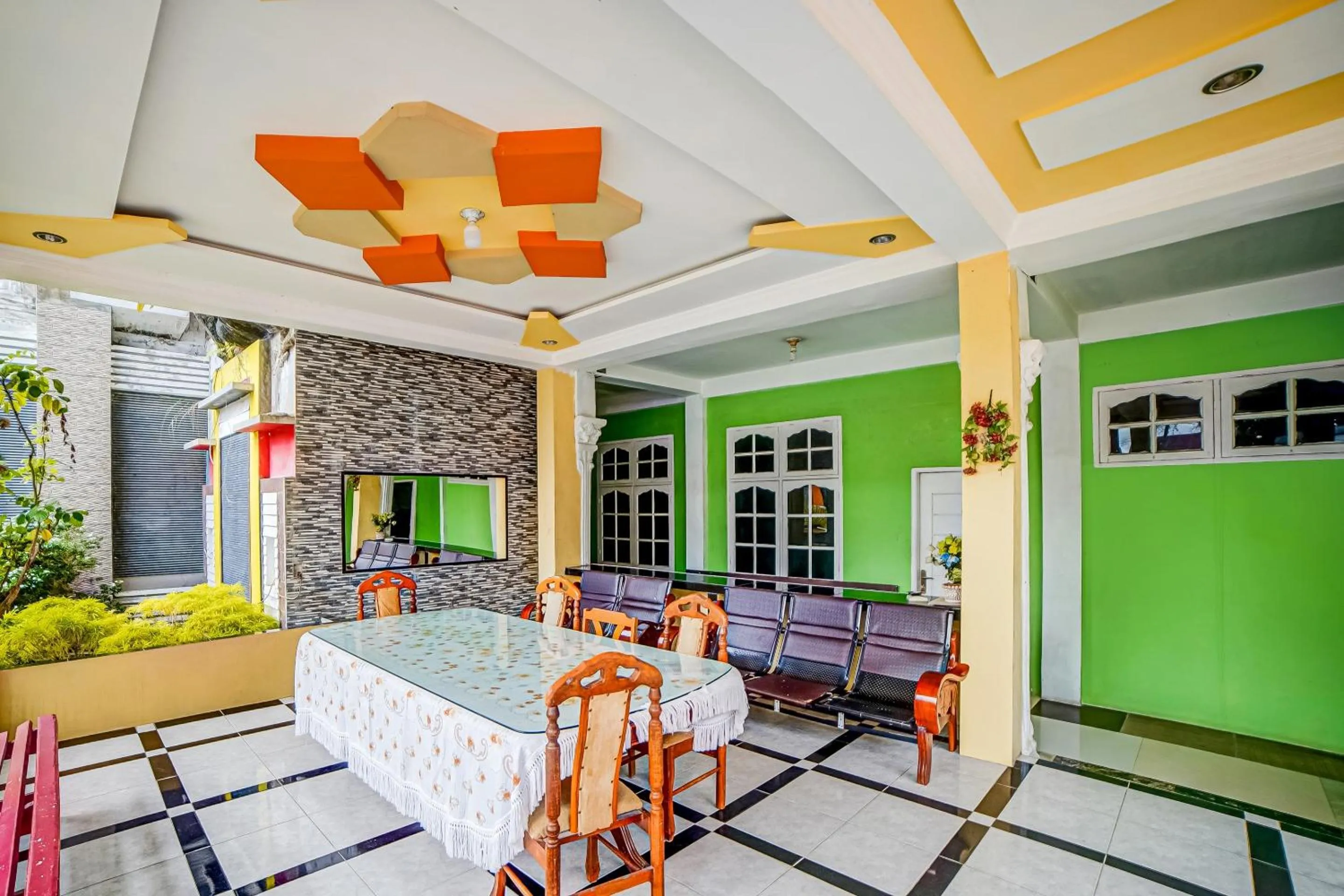 Restaurant/places to eat in Hotel O Al Karim Syariah