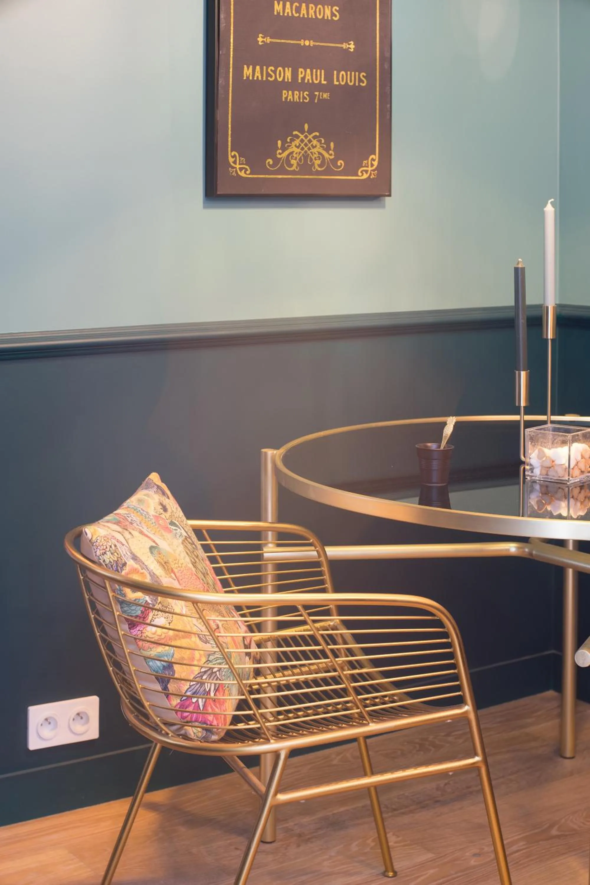 Dining area in The Charming Trocadero Eiffel Tower