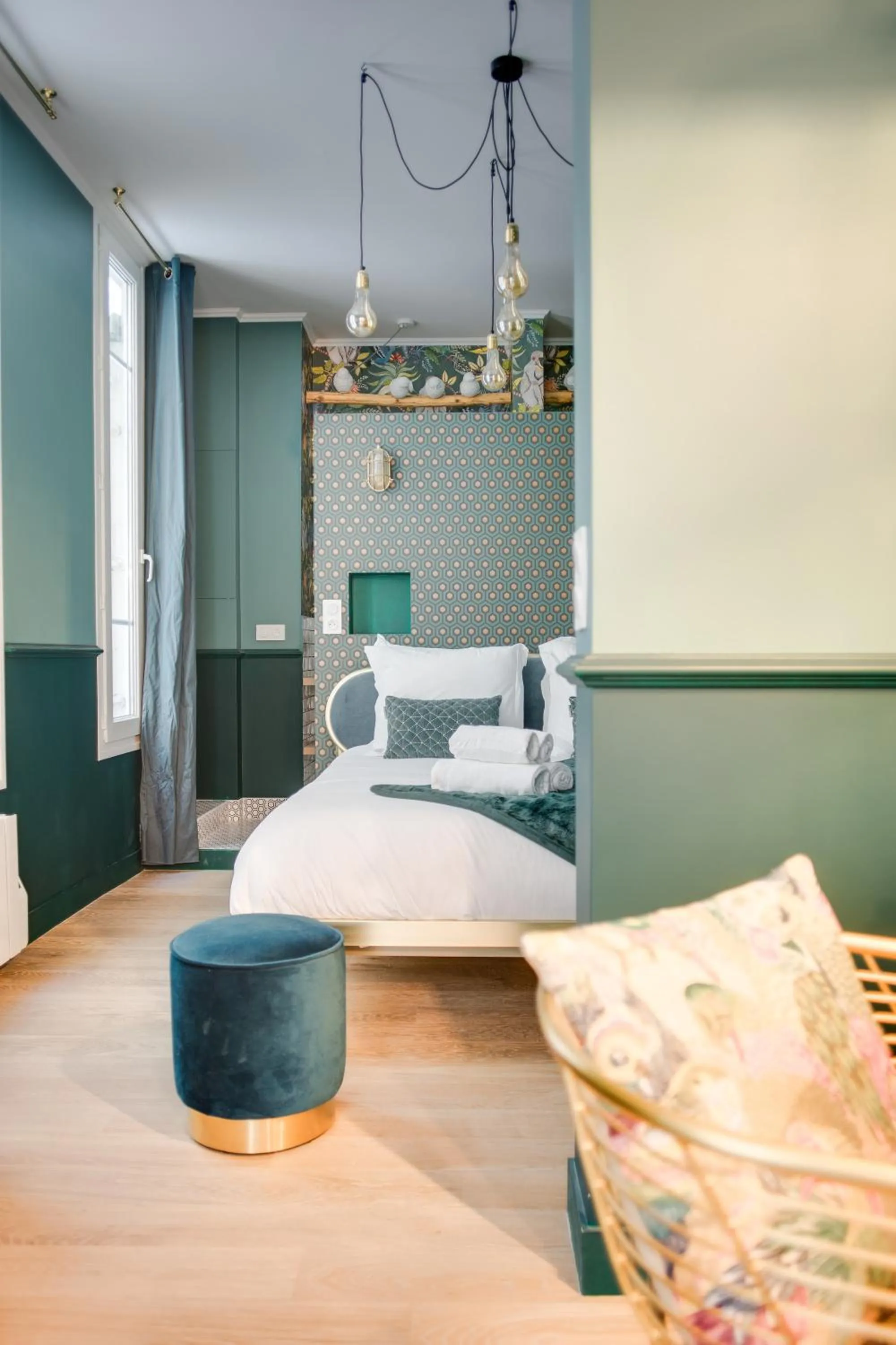 Bedroom, Bed in The Charming Trocadero Eiffel Tower