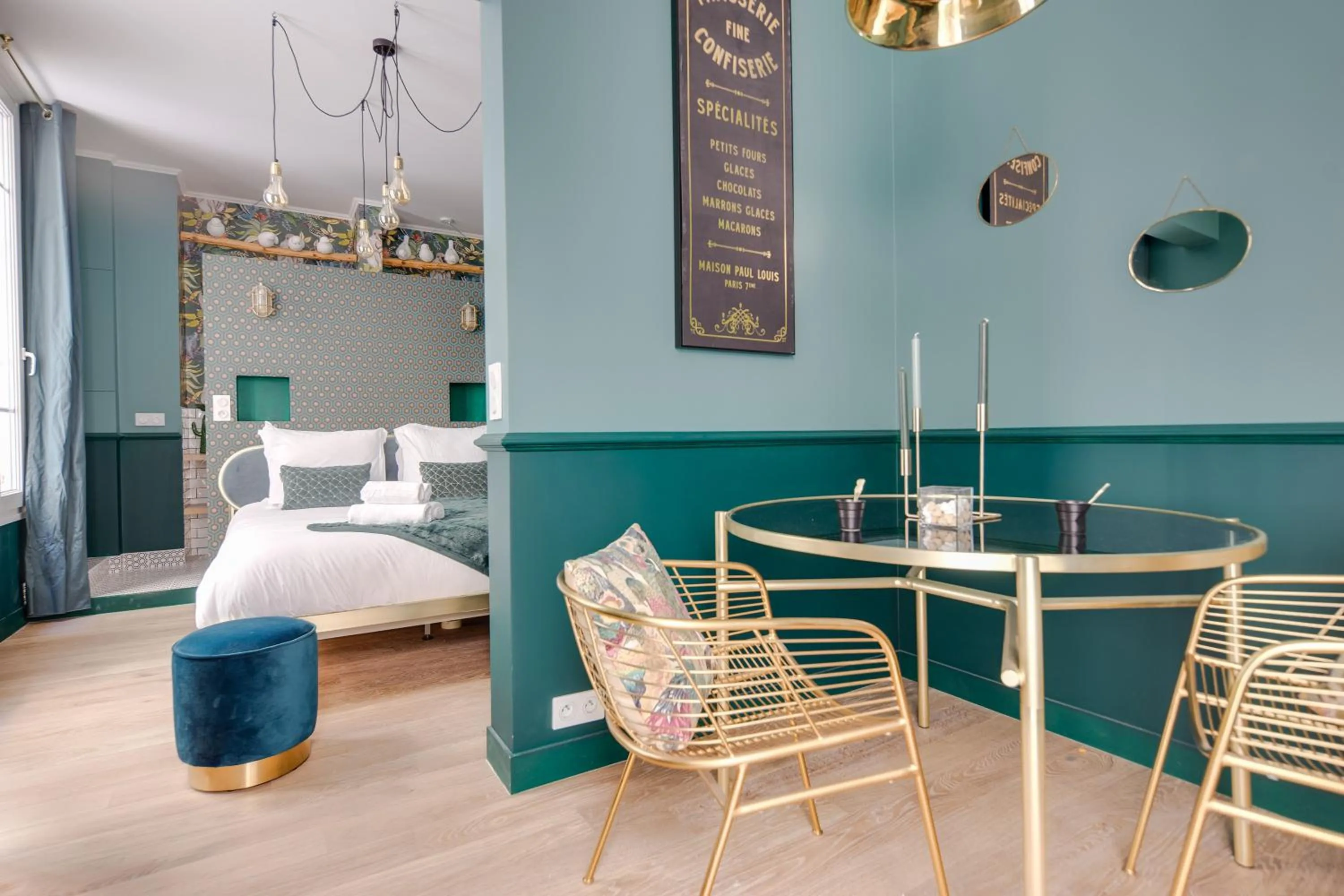 Bedroom, Bed in The Charming Trocadero Eiffel Tower