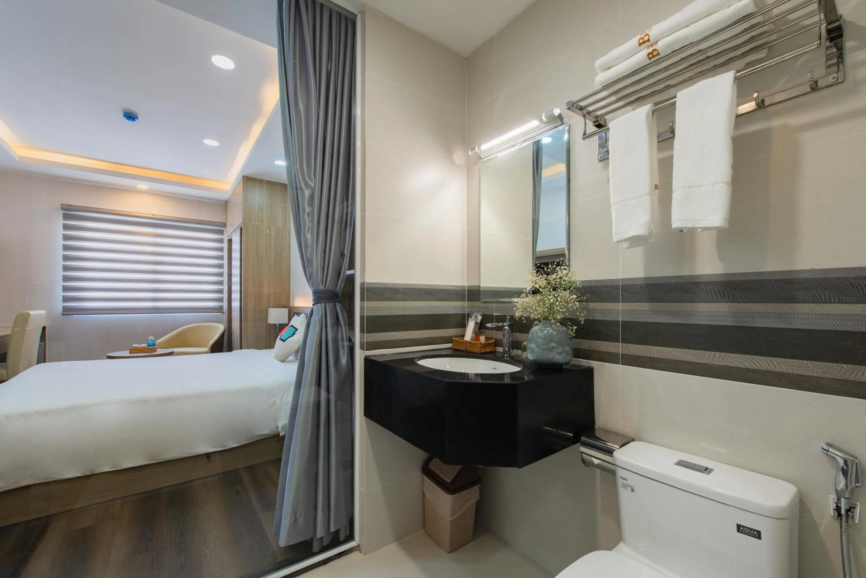 Bathroom, Bed in Holi Anna