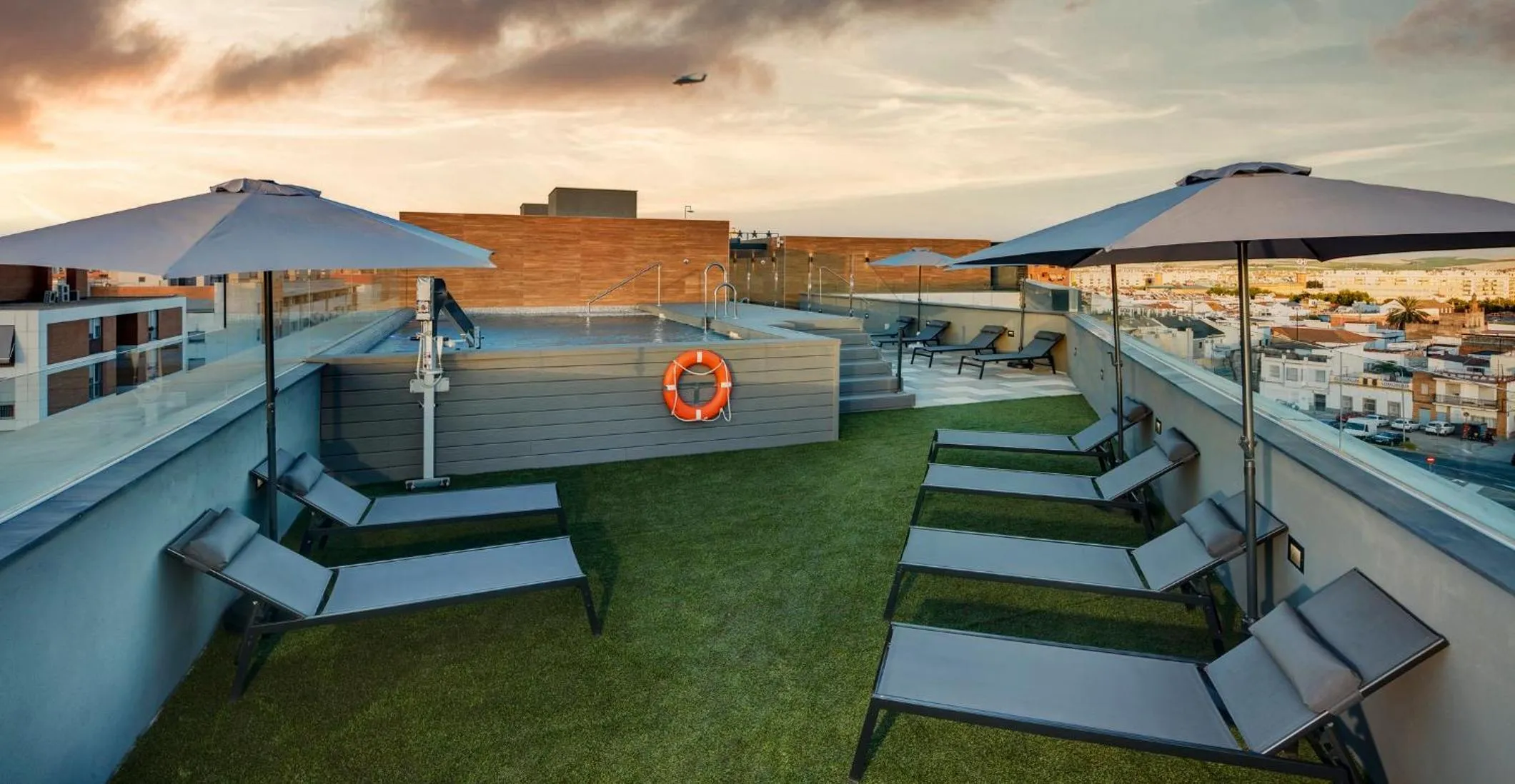 Swimming pool in Sercotel Córdoba Delicias