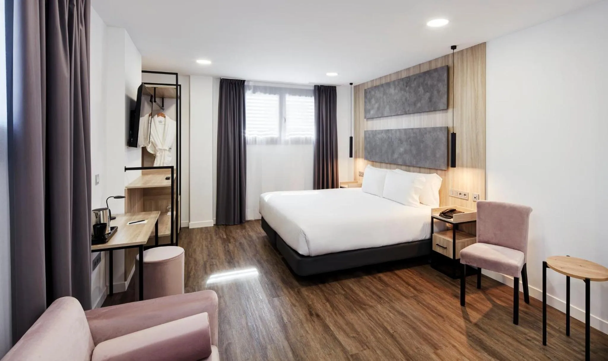 Photo of the whole room, Bed in Sercotel Córdoba Delicias