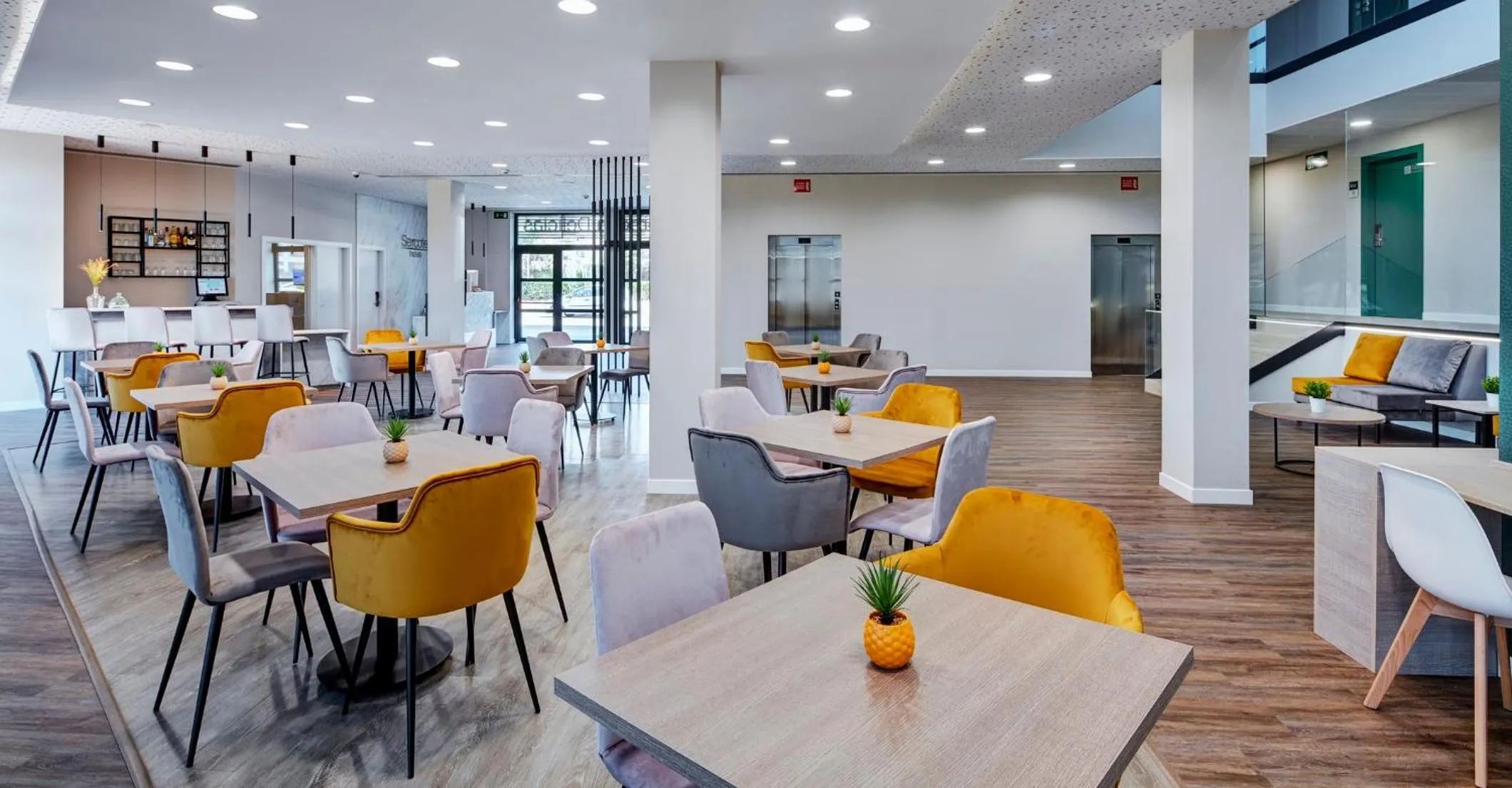 Lounge or bar in Sercotel Córdoba Delicias