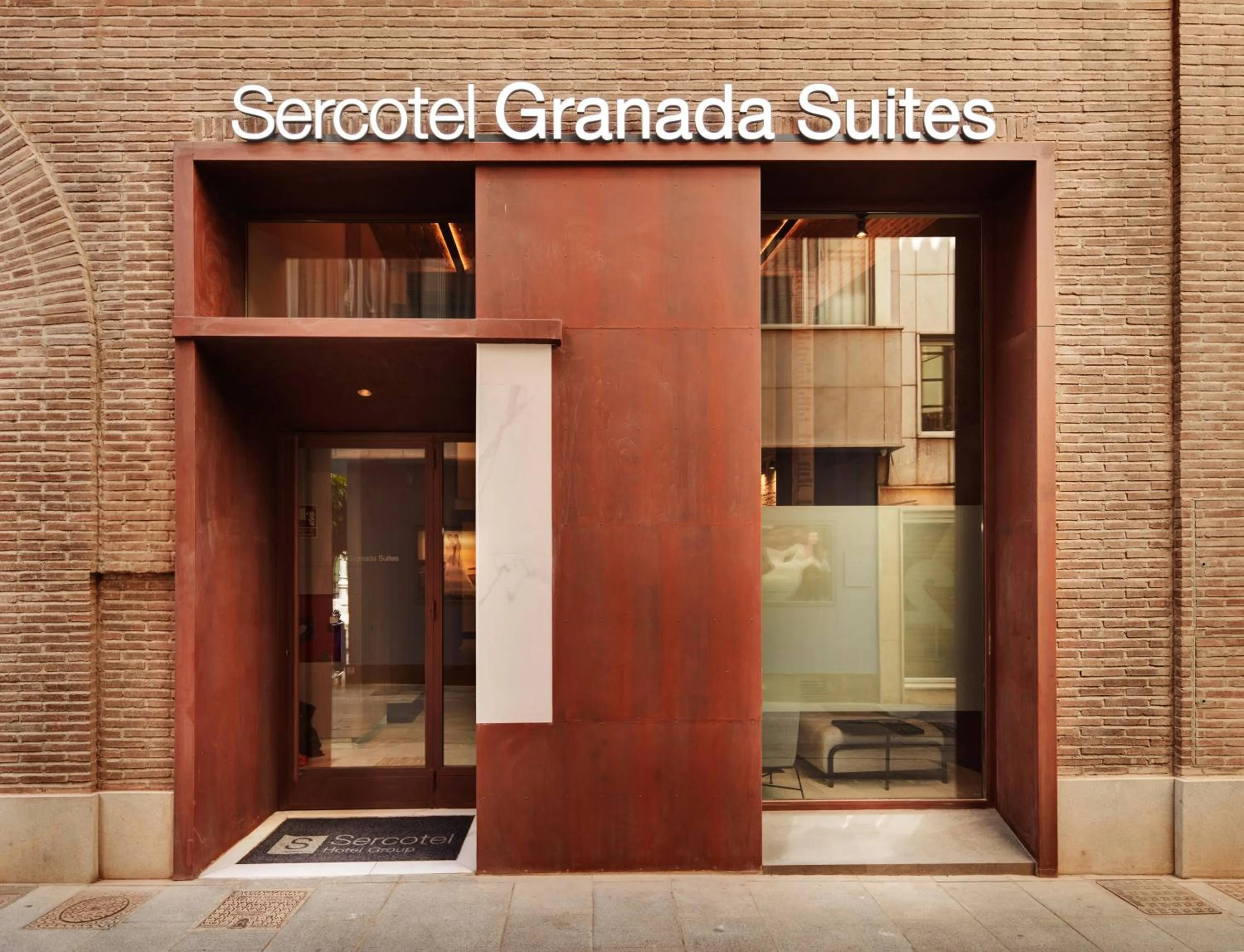 Facade/entrance in Sercotel Granada Suites