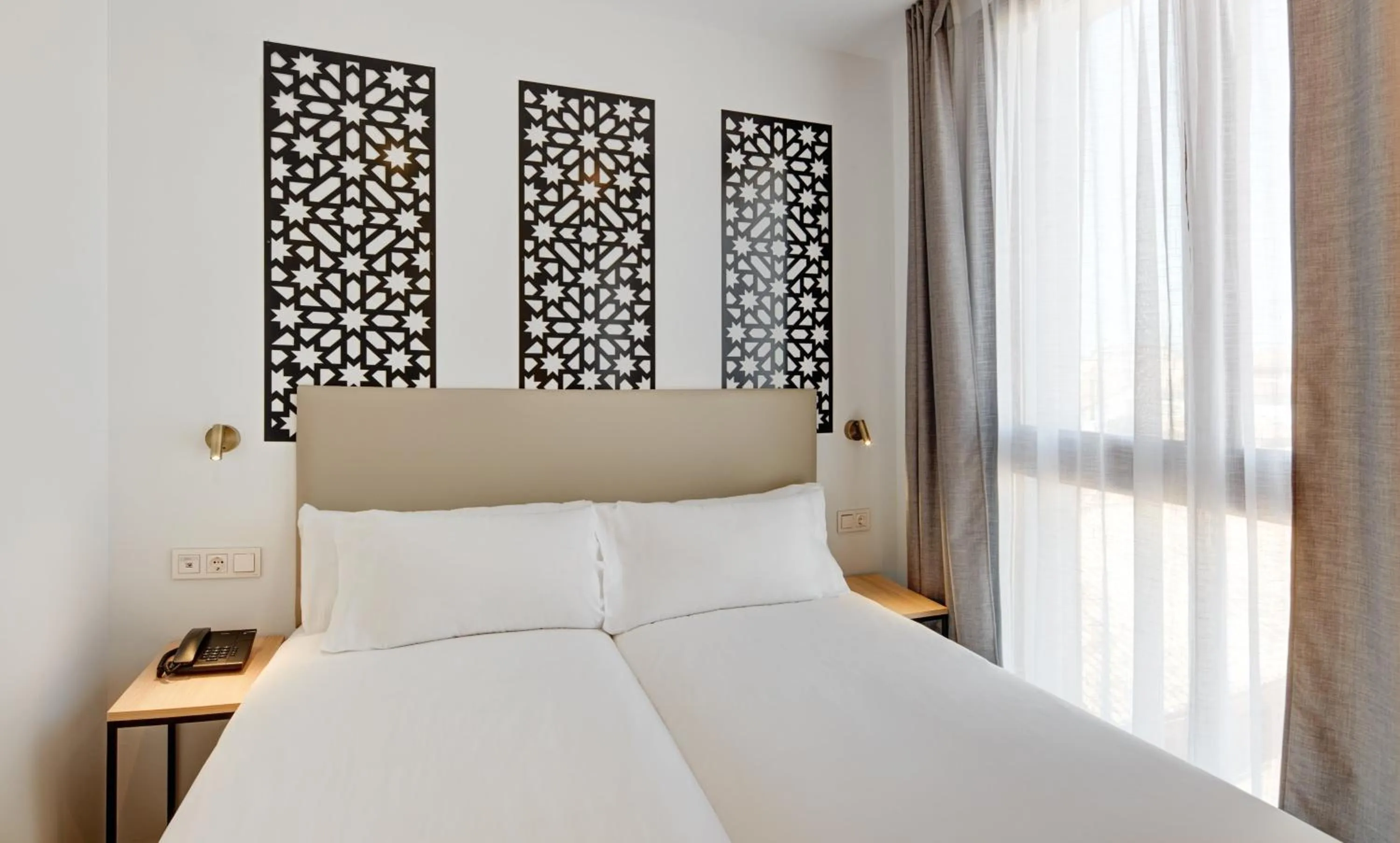 Photo of the whole room, Bed in Sercotel Granada Suites