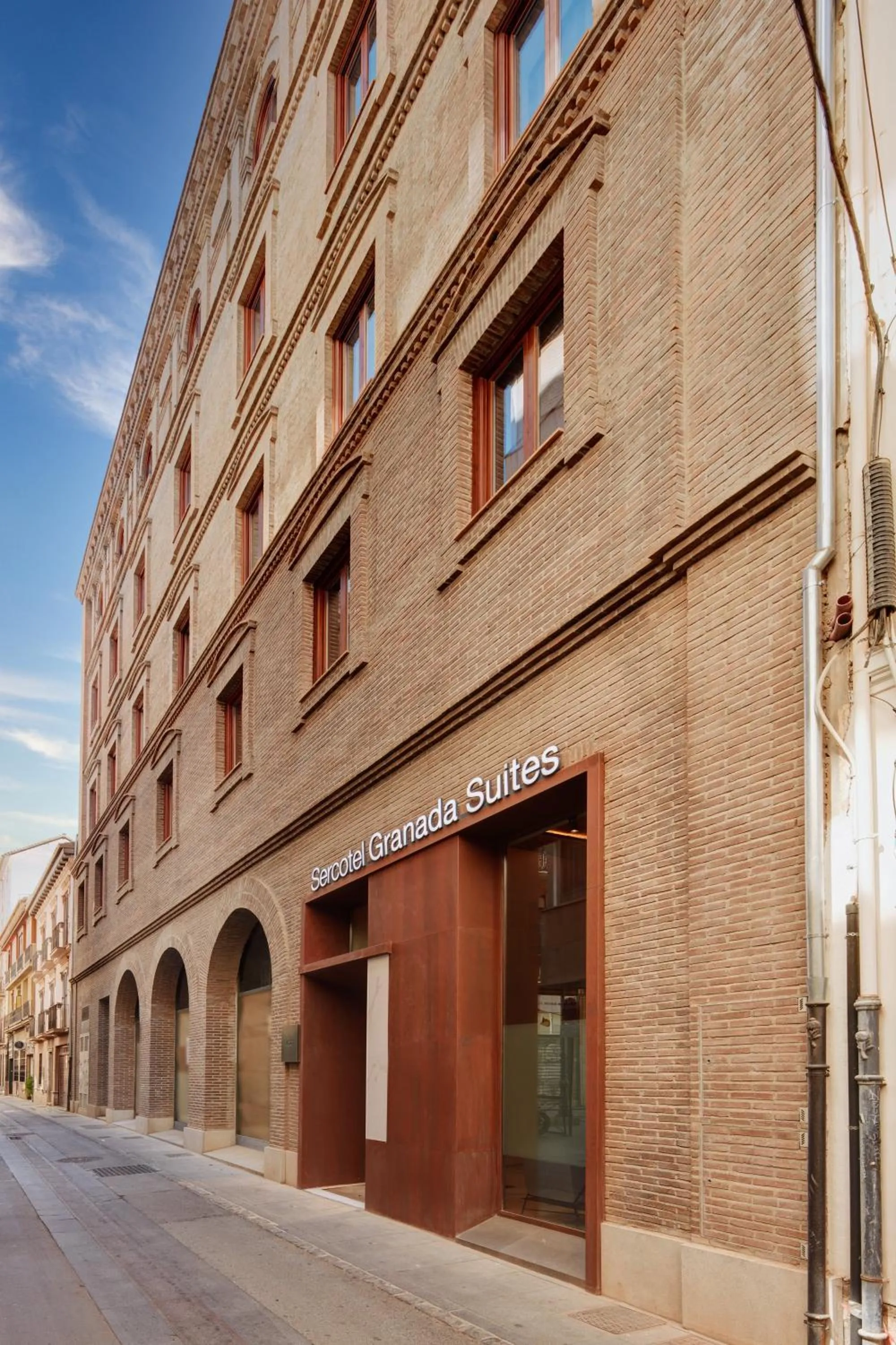 Facade/entrance in Sercotel Granada Suites