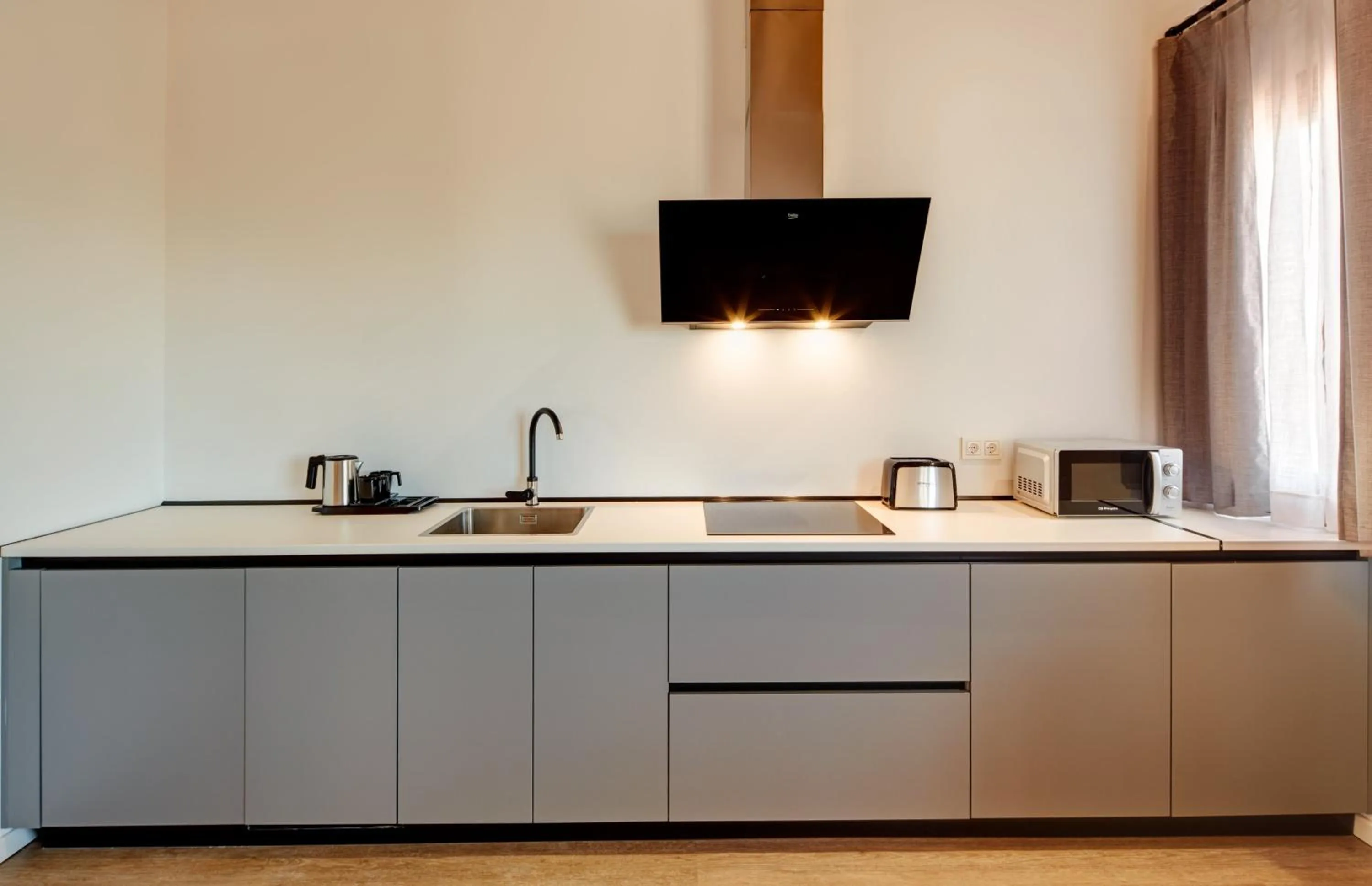 Kitchen or kitchenette in Sercotel Granada Suites