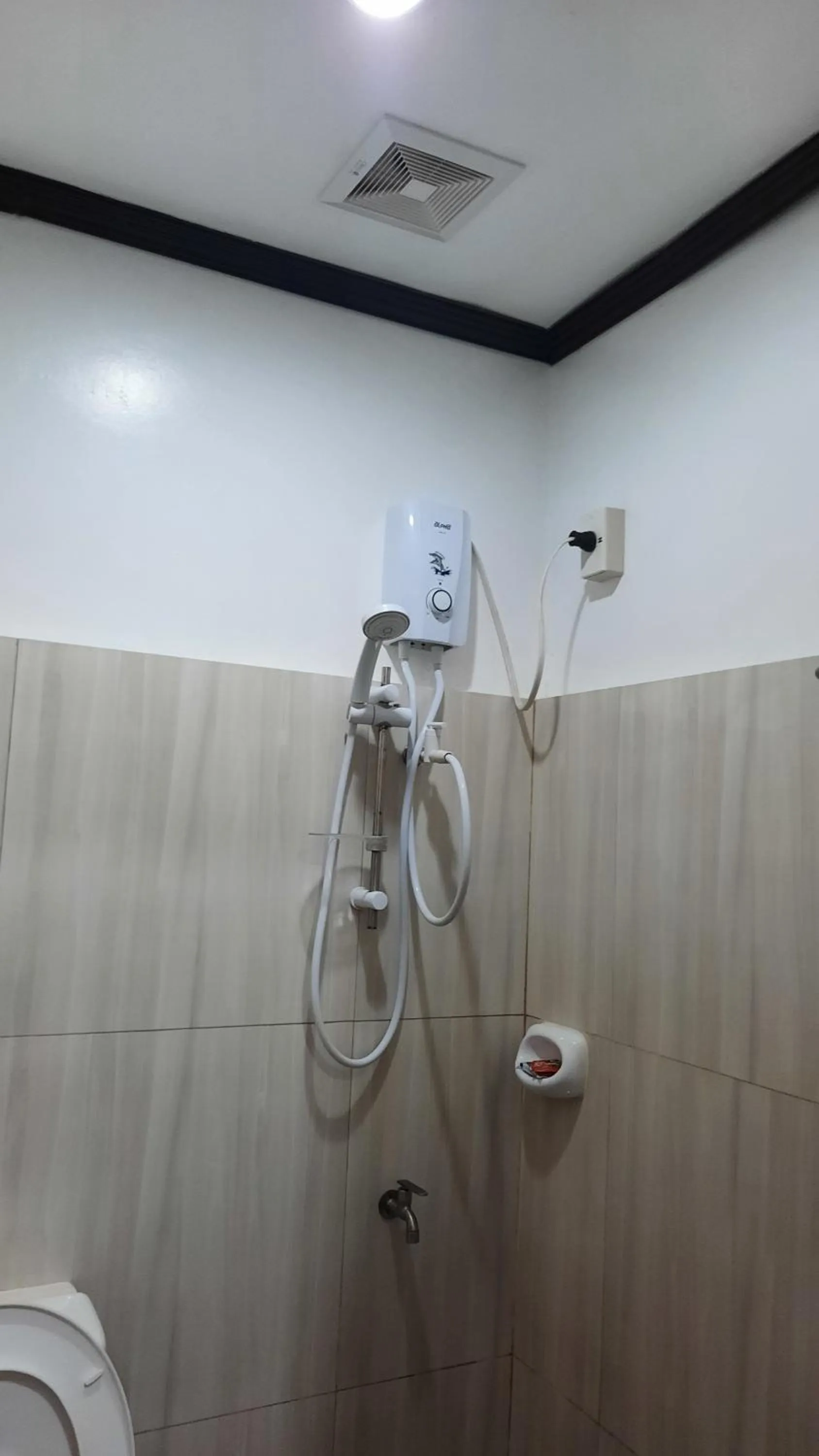 Toilet in Lolo Panding Inn