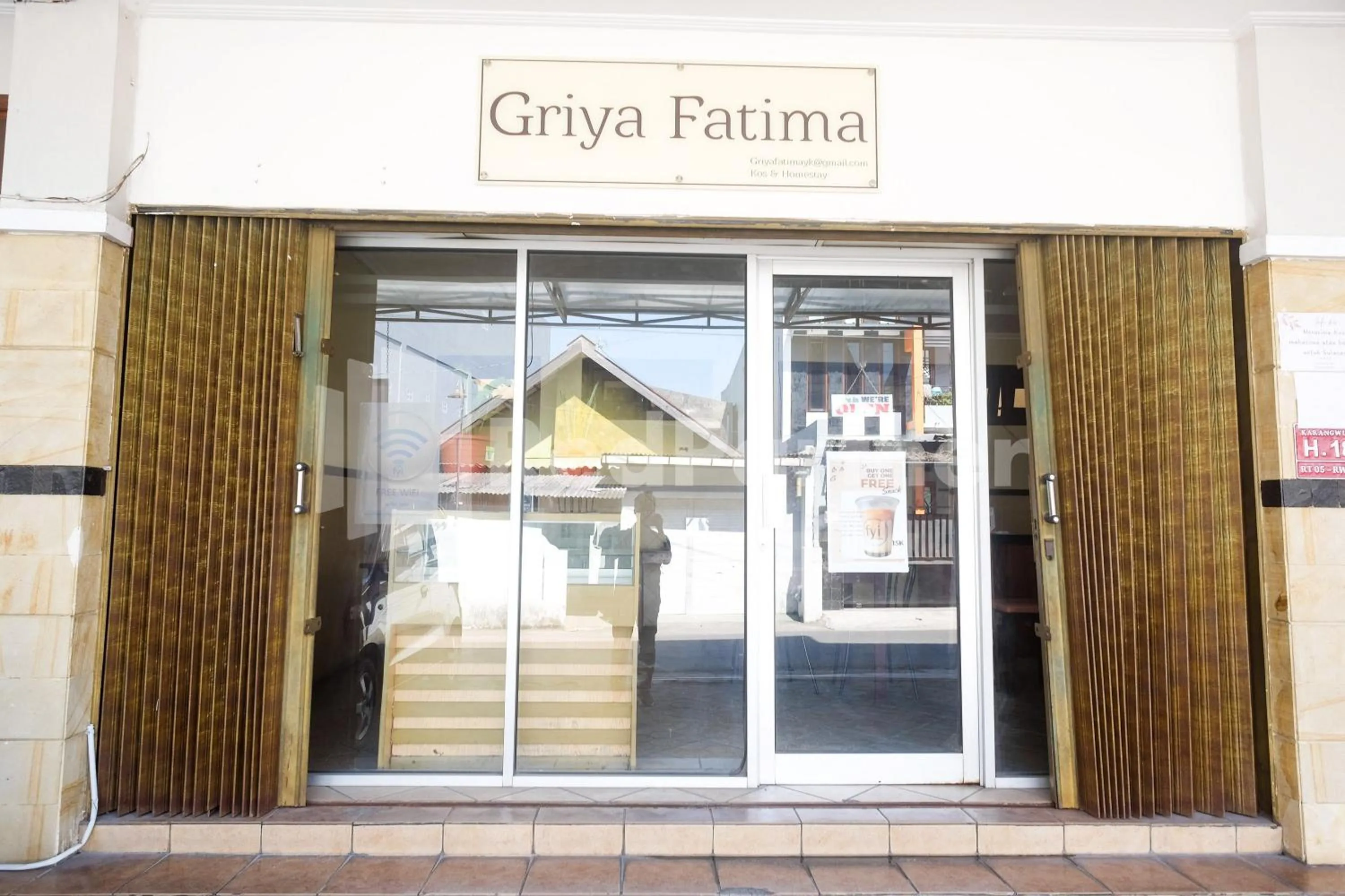 Facade/entrance in Griya Fatima Mitra RedDoorz near UGM