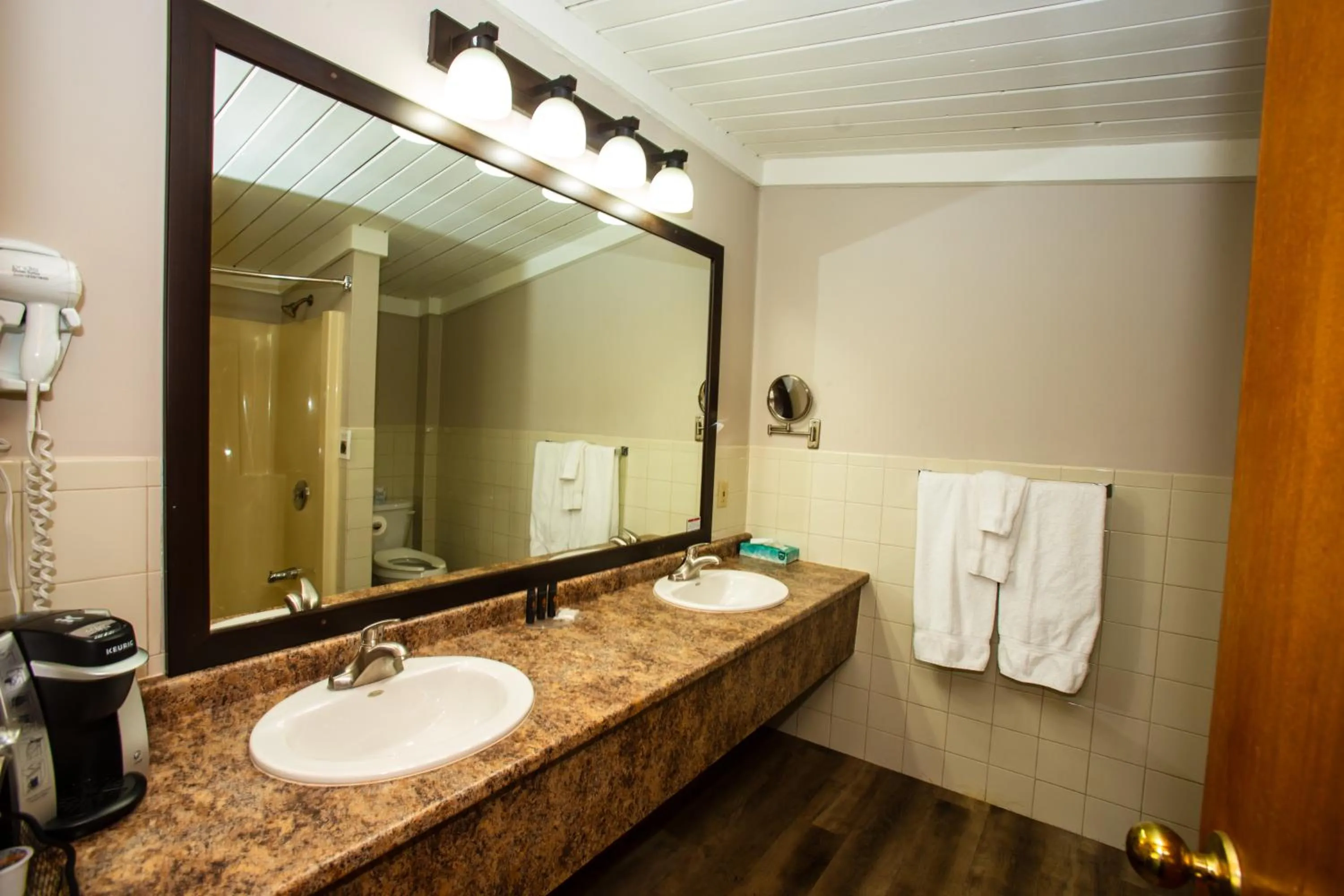 Toilet in Oakwood Resort