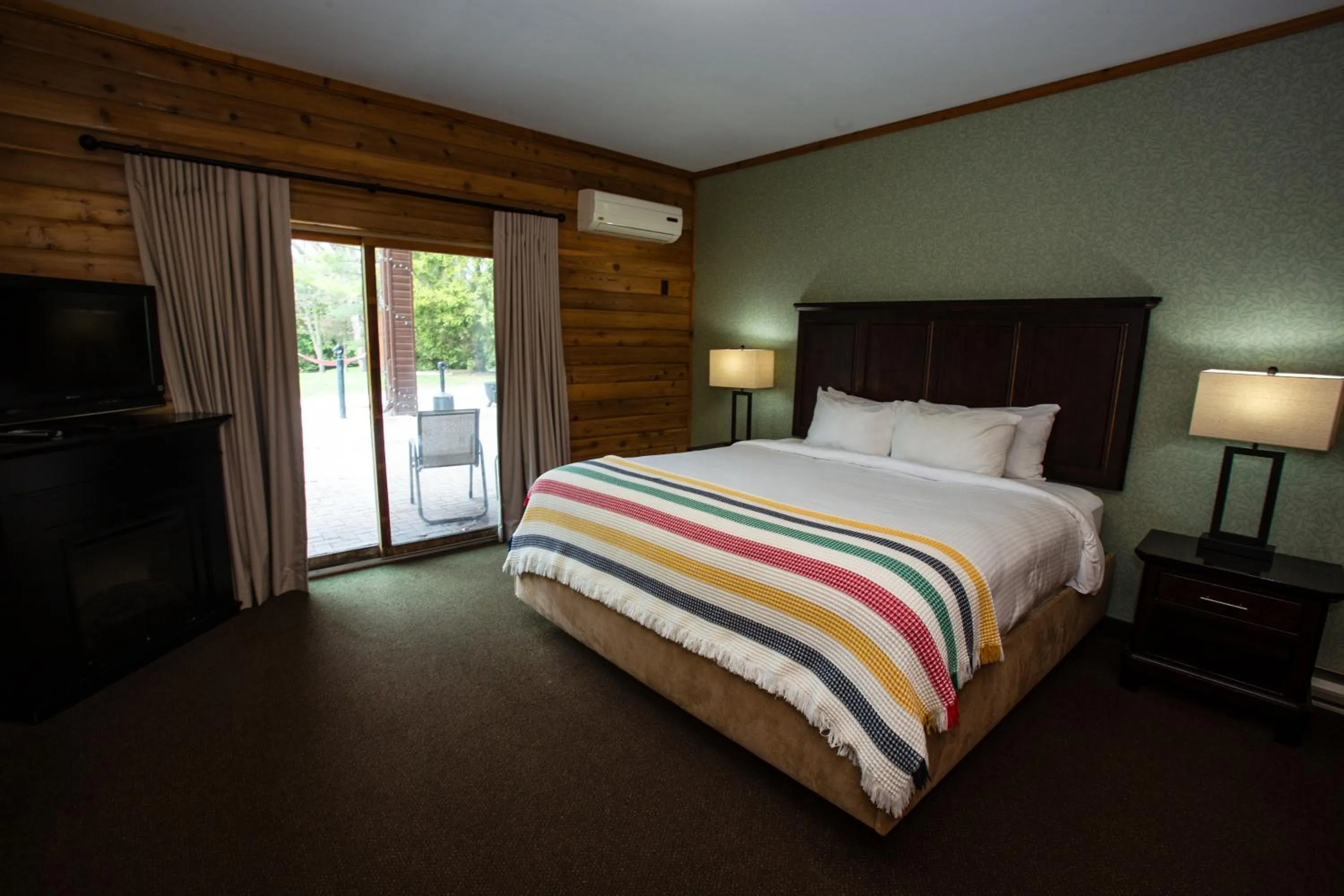 Patio, Bed in Oakwood Resort