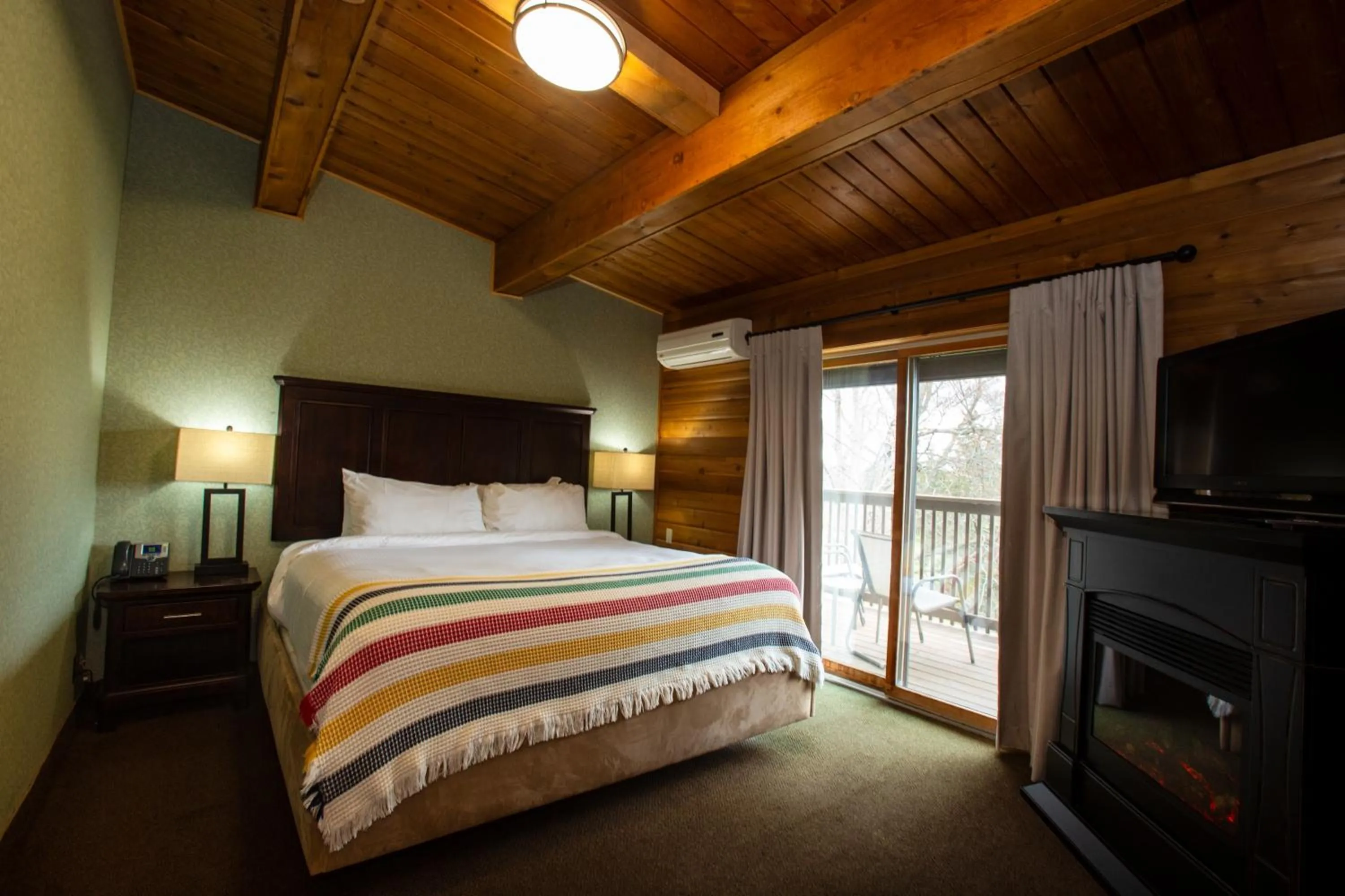 TV and multimedia, Bed in Oakwood Resort