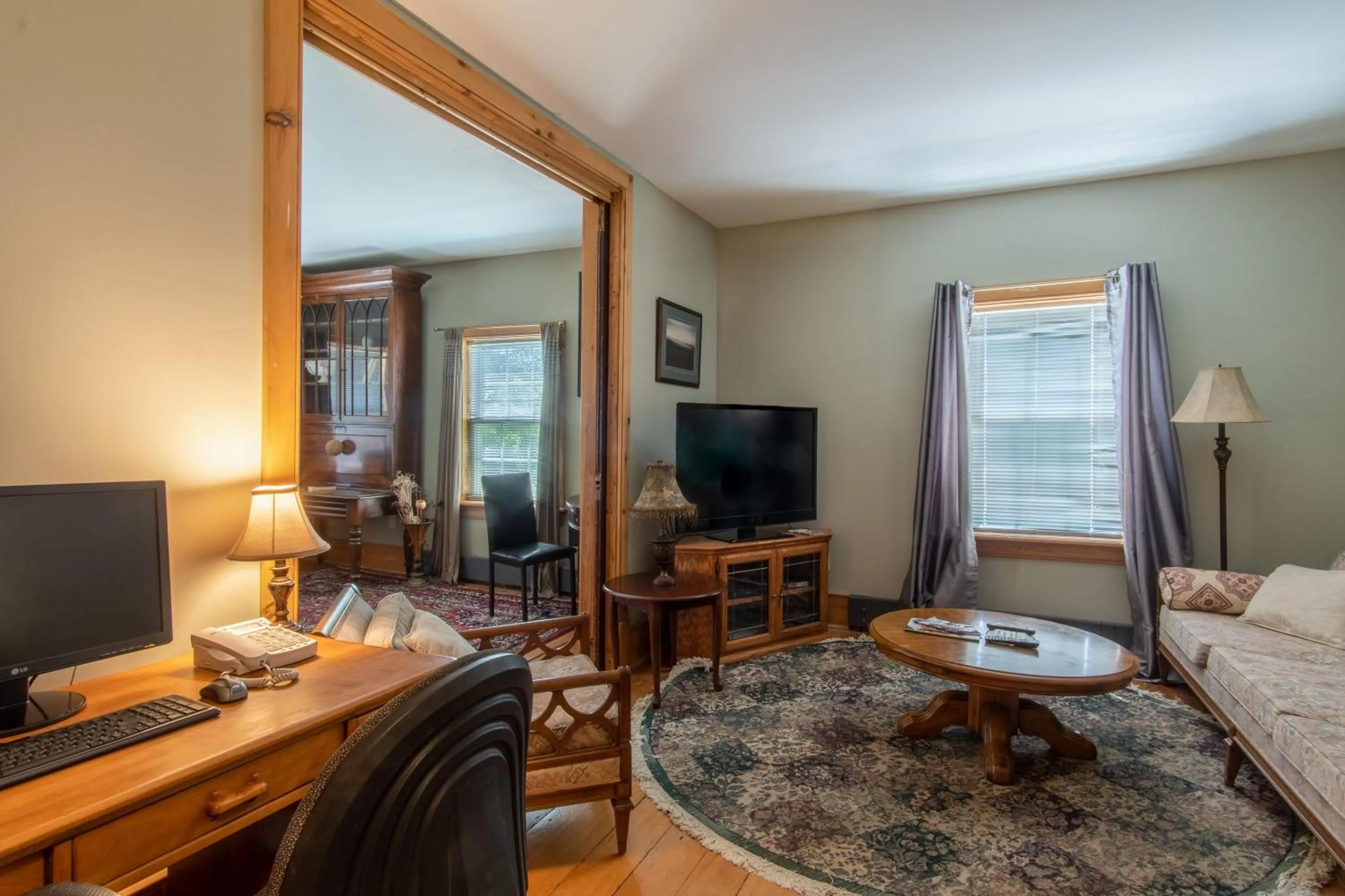 Communal lounge/ TV room in Emilyville Inn