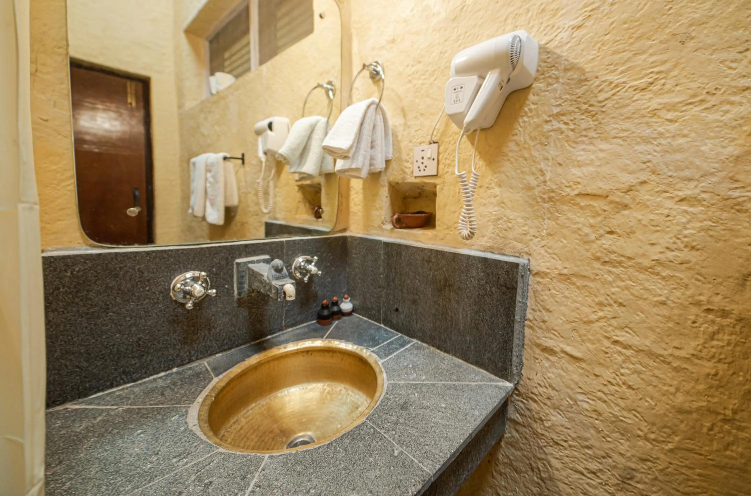 Bathroom in Green Mansions Jungle Resort