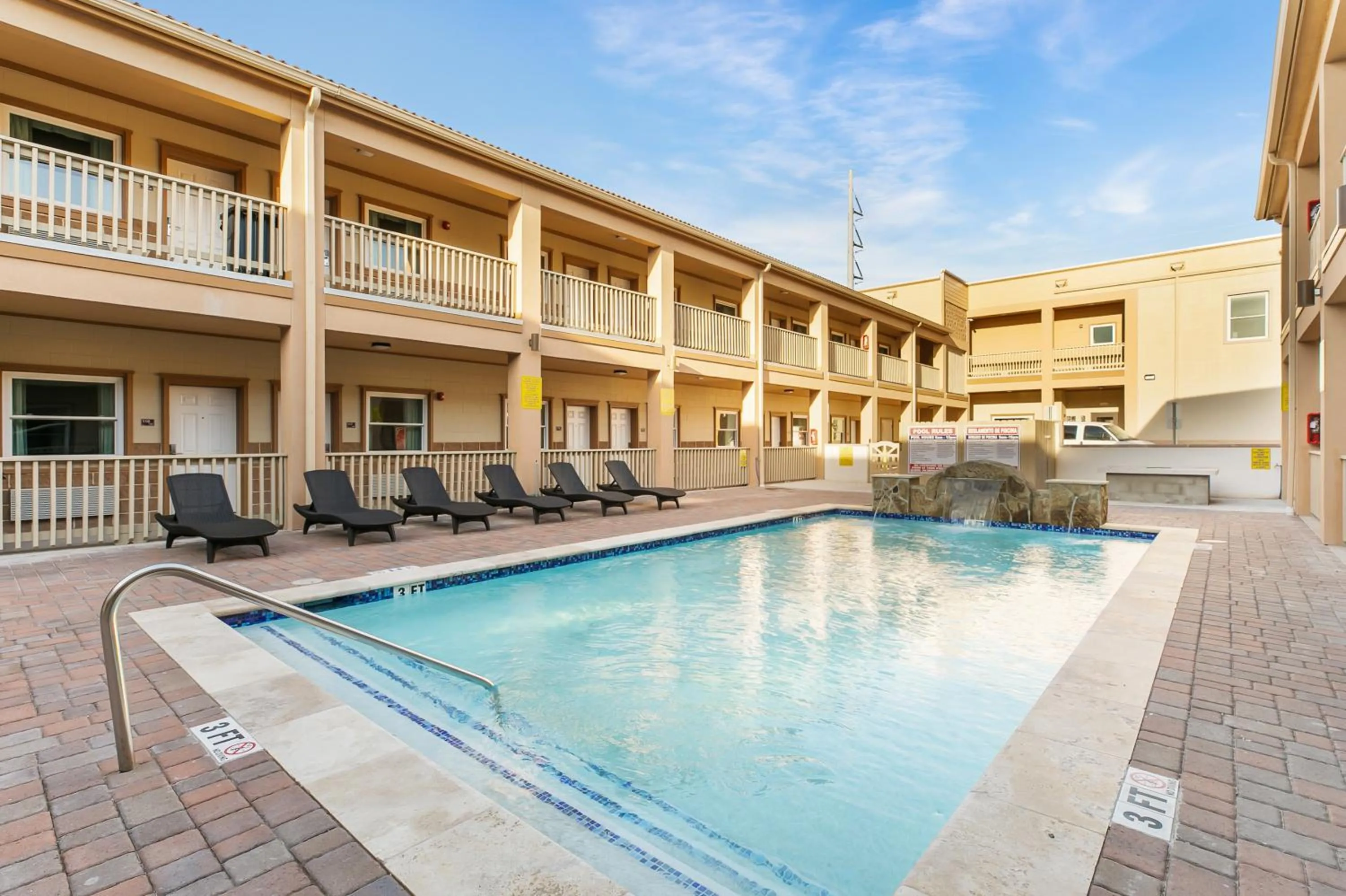 Swimming pool in El Delfín Lodge
