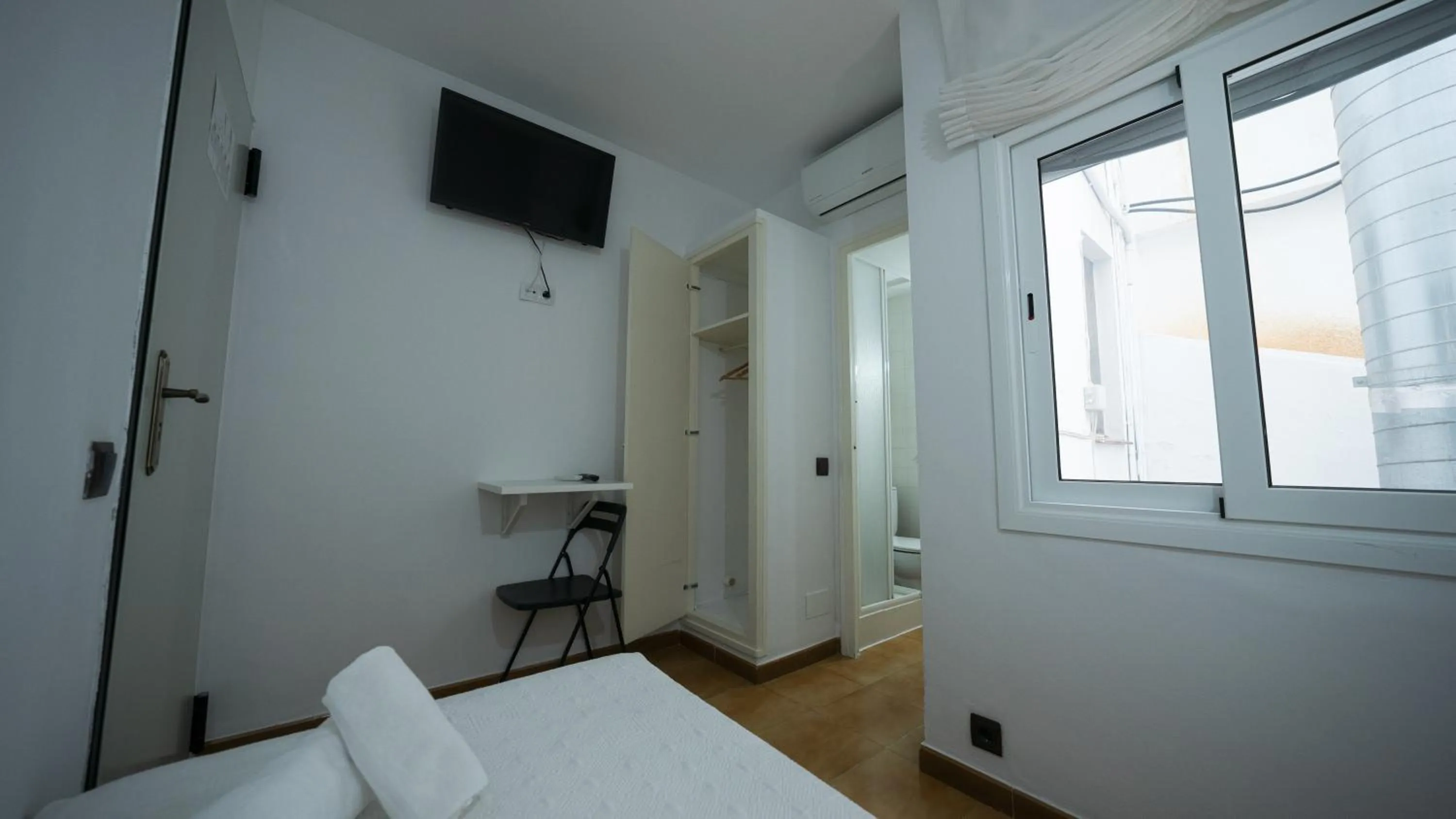 Photo of the whole room, Bed in Hostal La Premsa