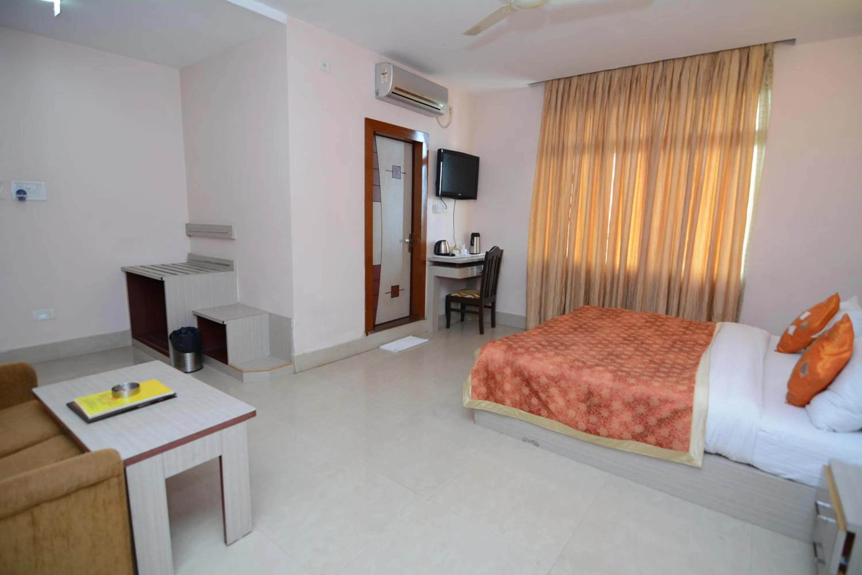 Communal lounge/ TV room, Bed in Hotel Royal Highness