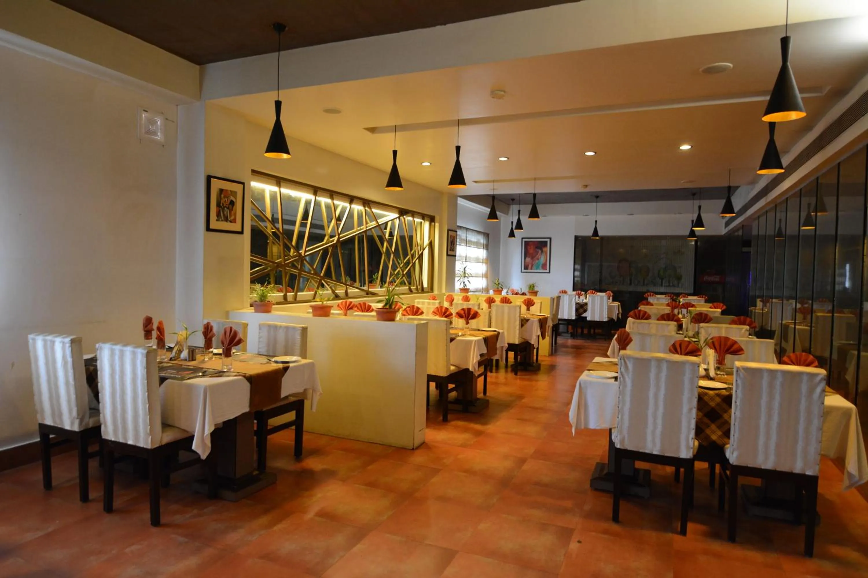 Restaurant/places to eat in Hotel Royal Highness