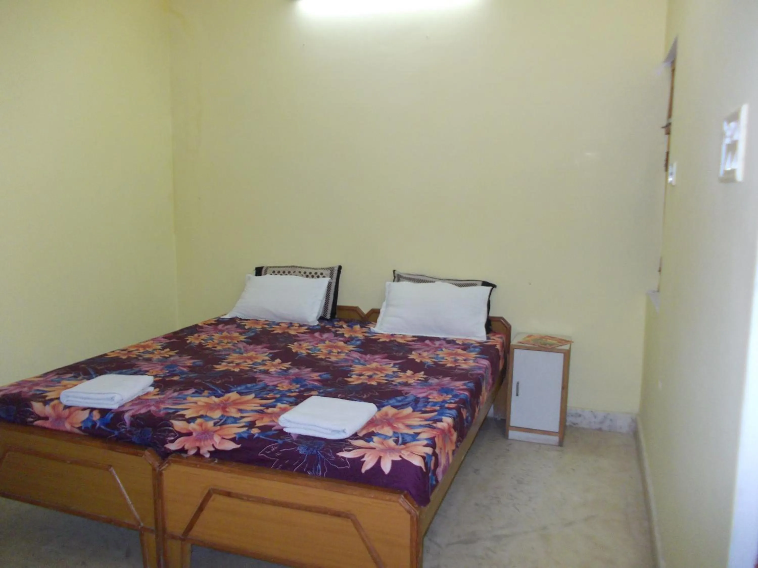 Bed in Raj Mahal Guest House