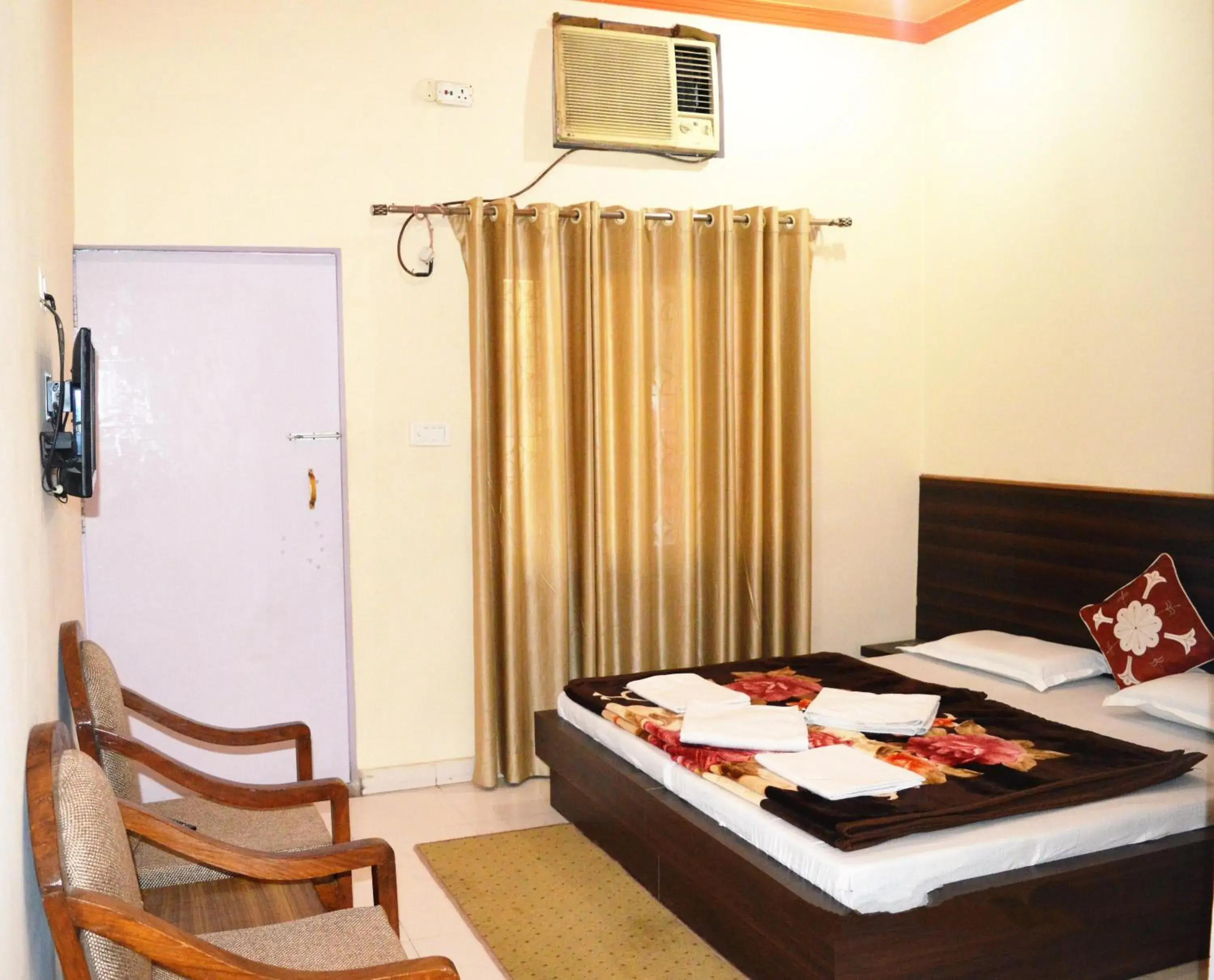 Deluxe Double Room in Hotel Goverdhan Tourist Complex Deluxe Double Room in Hotel Goverdhan Tourist Complex