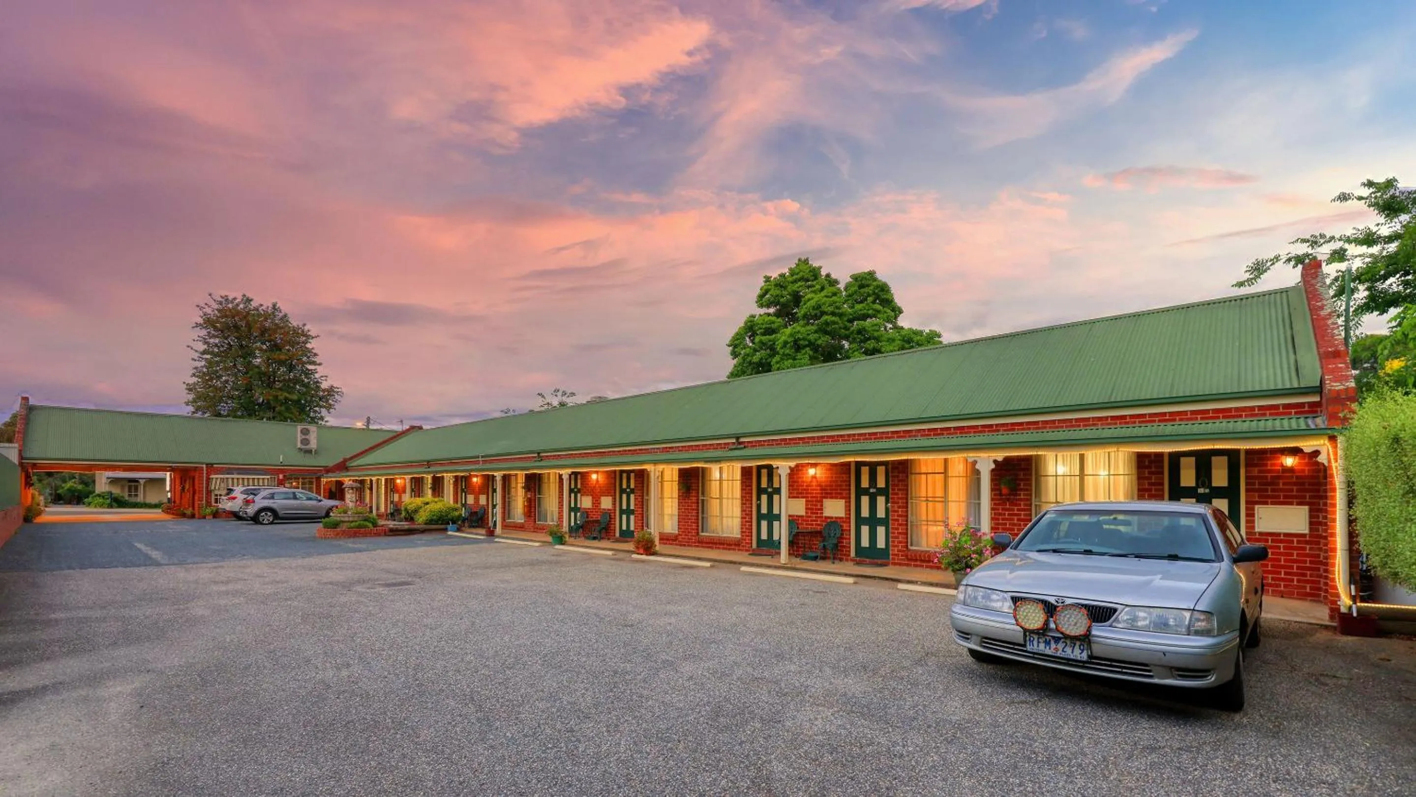 Parking in Elms Motor Inn