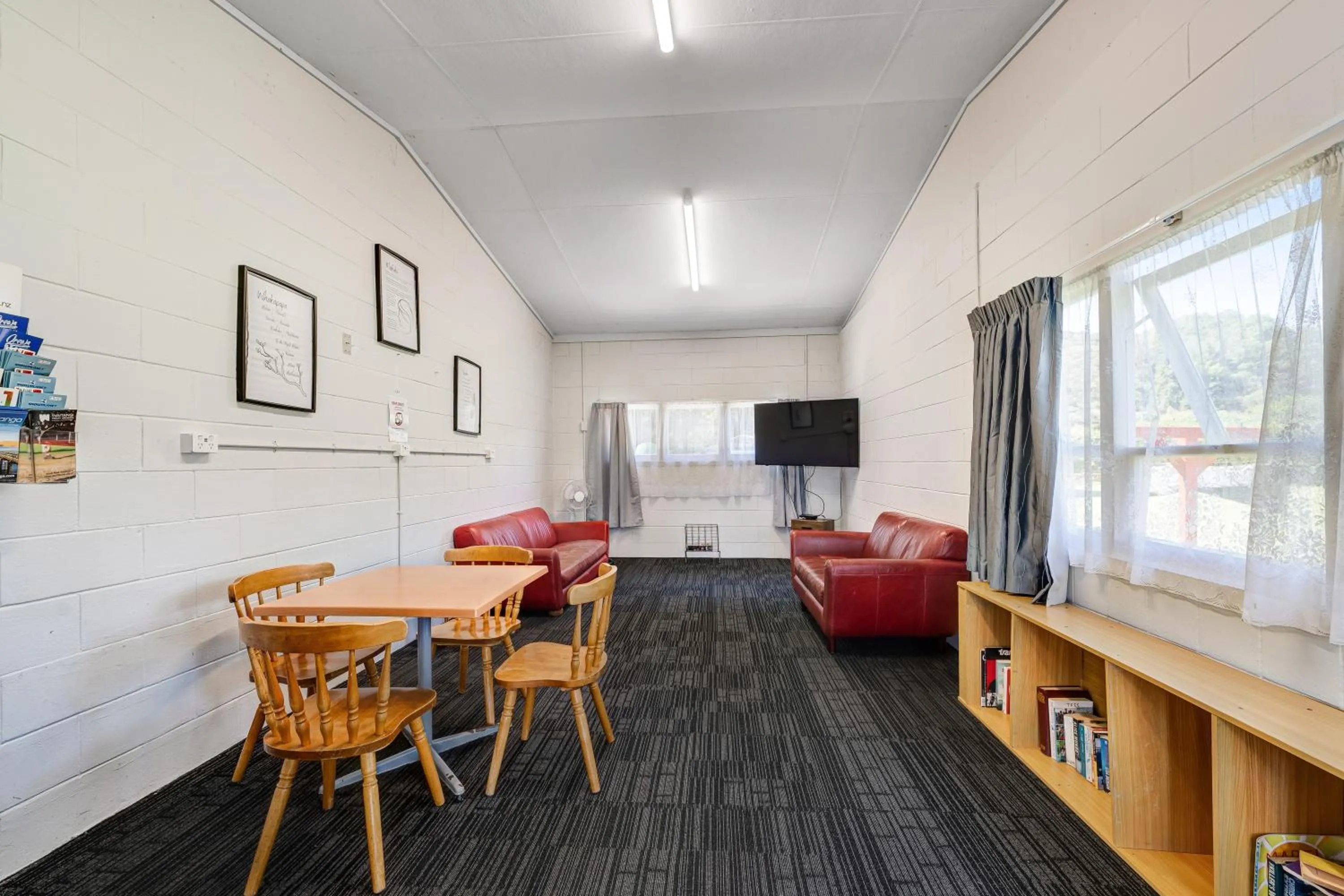 Communal lounge/ TV room in Waitangi Holiday Park