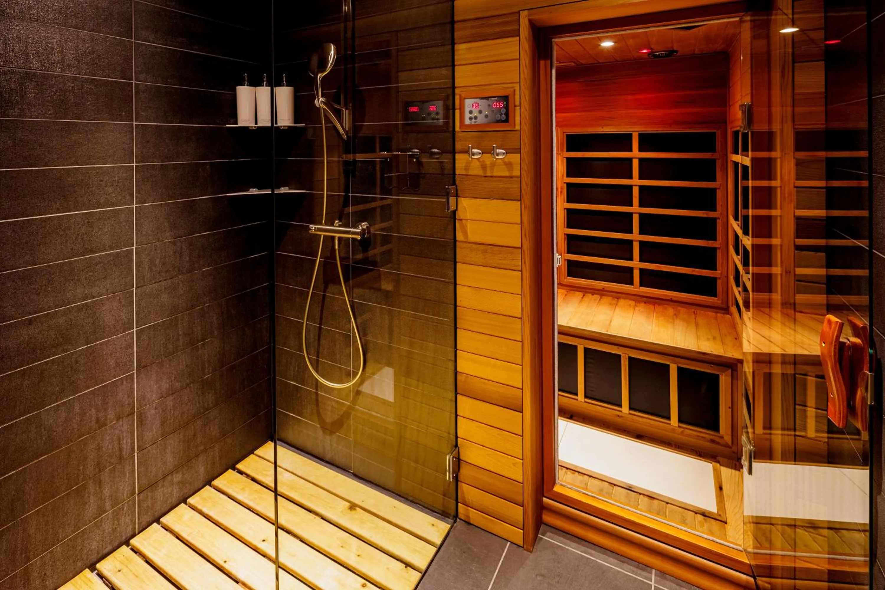 Shower in Phoenix Chalets by HHG