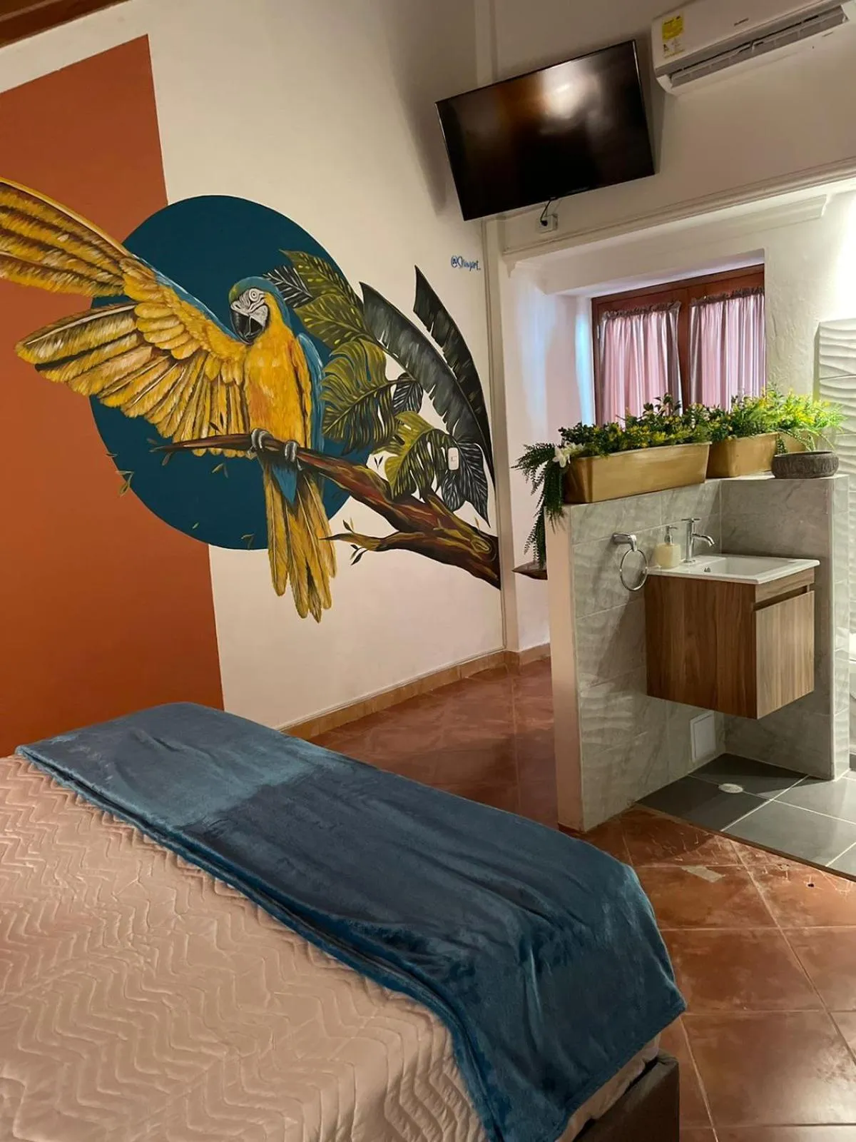 Communal lounge/ TV room, Bed in Candilejo Hotel Boutique