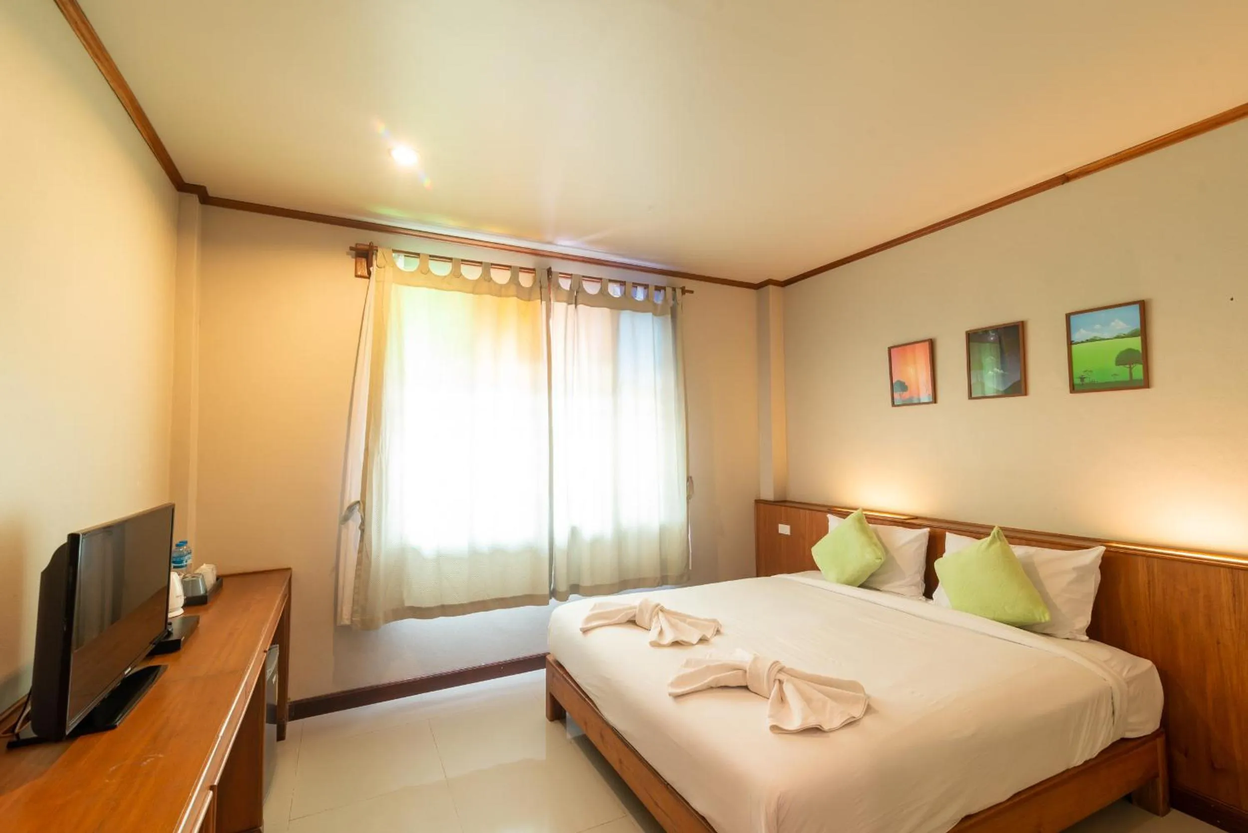 Photo of the whole room, Bed in Medio De Pai