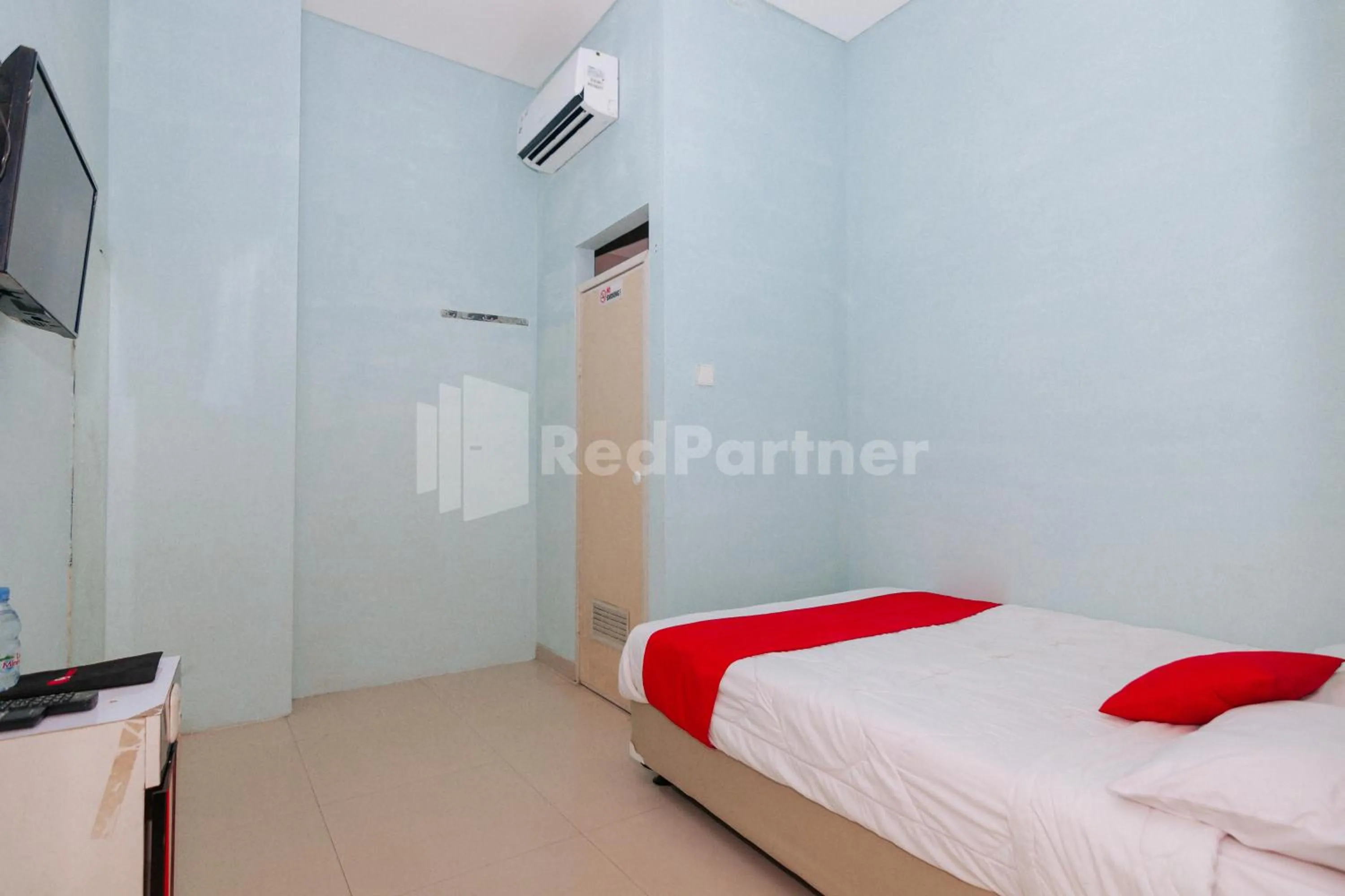 Bedroom, Bed in OYO 94494 Krekot Residence Pasar Baru COO Property