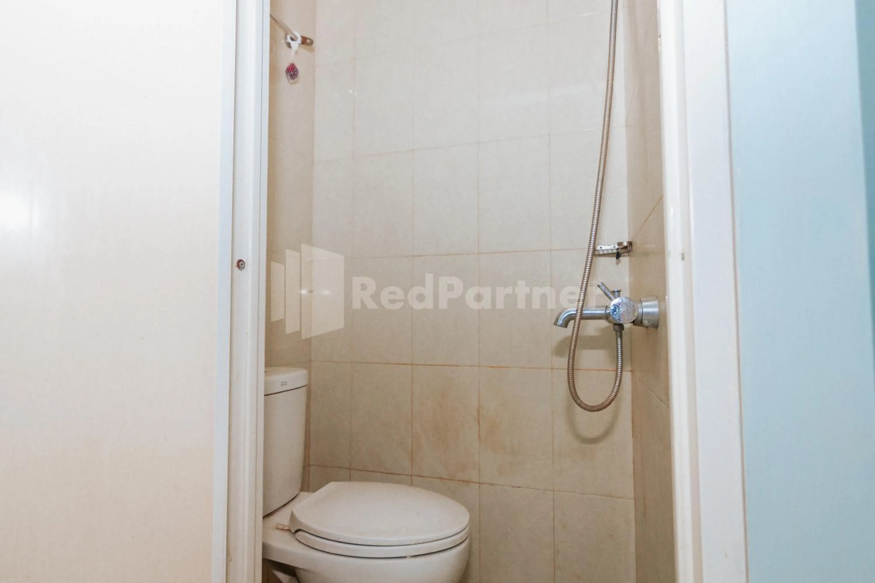 Bathroom in OYO 94494 Krekot Residence Pasar Baru COO Property