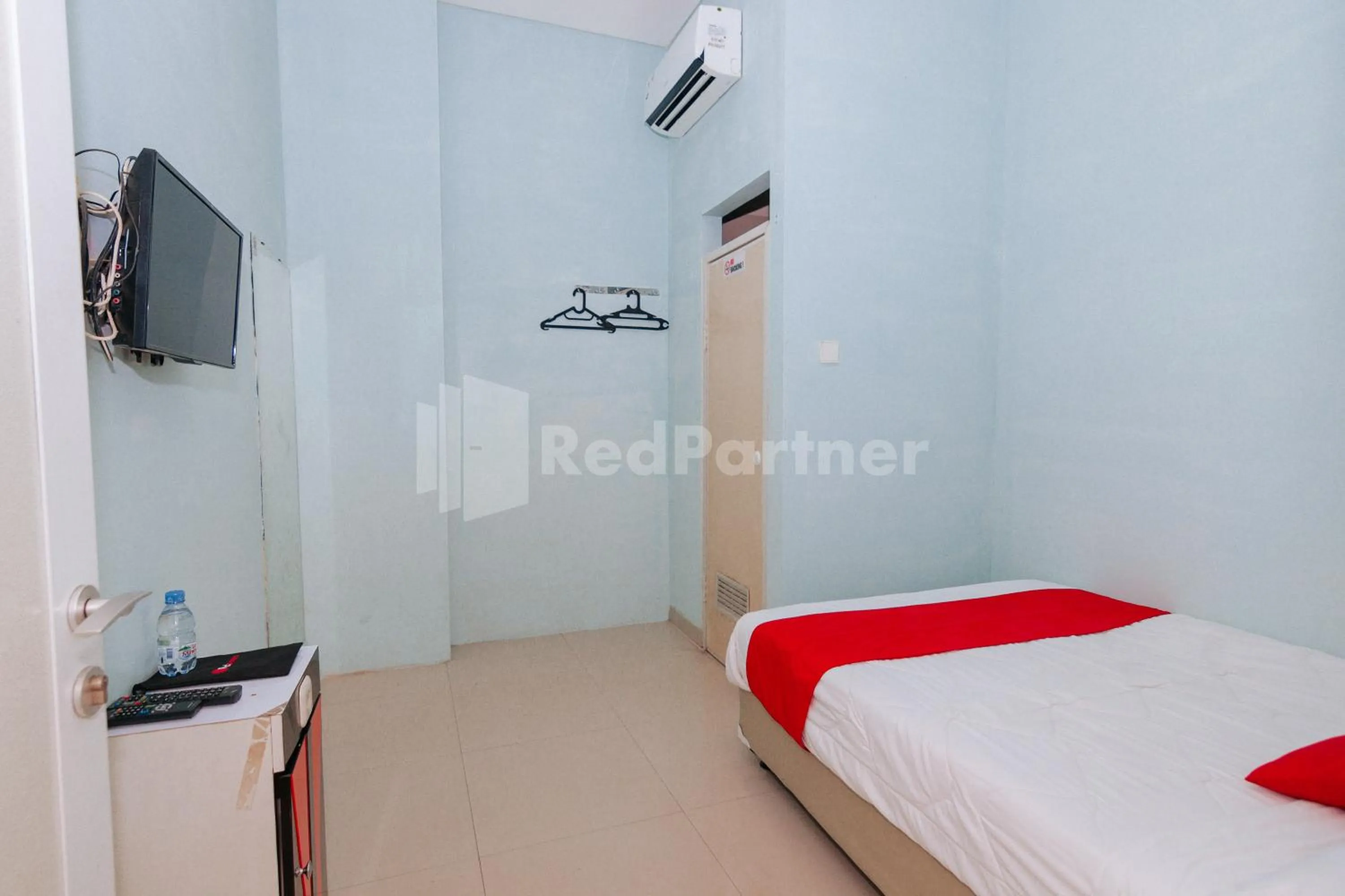 Bedroom, Bed in OYO 94494 Krekot Residence Pasar Baru COO Property