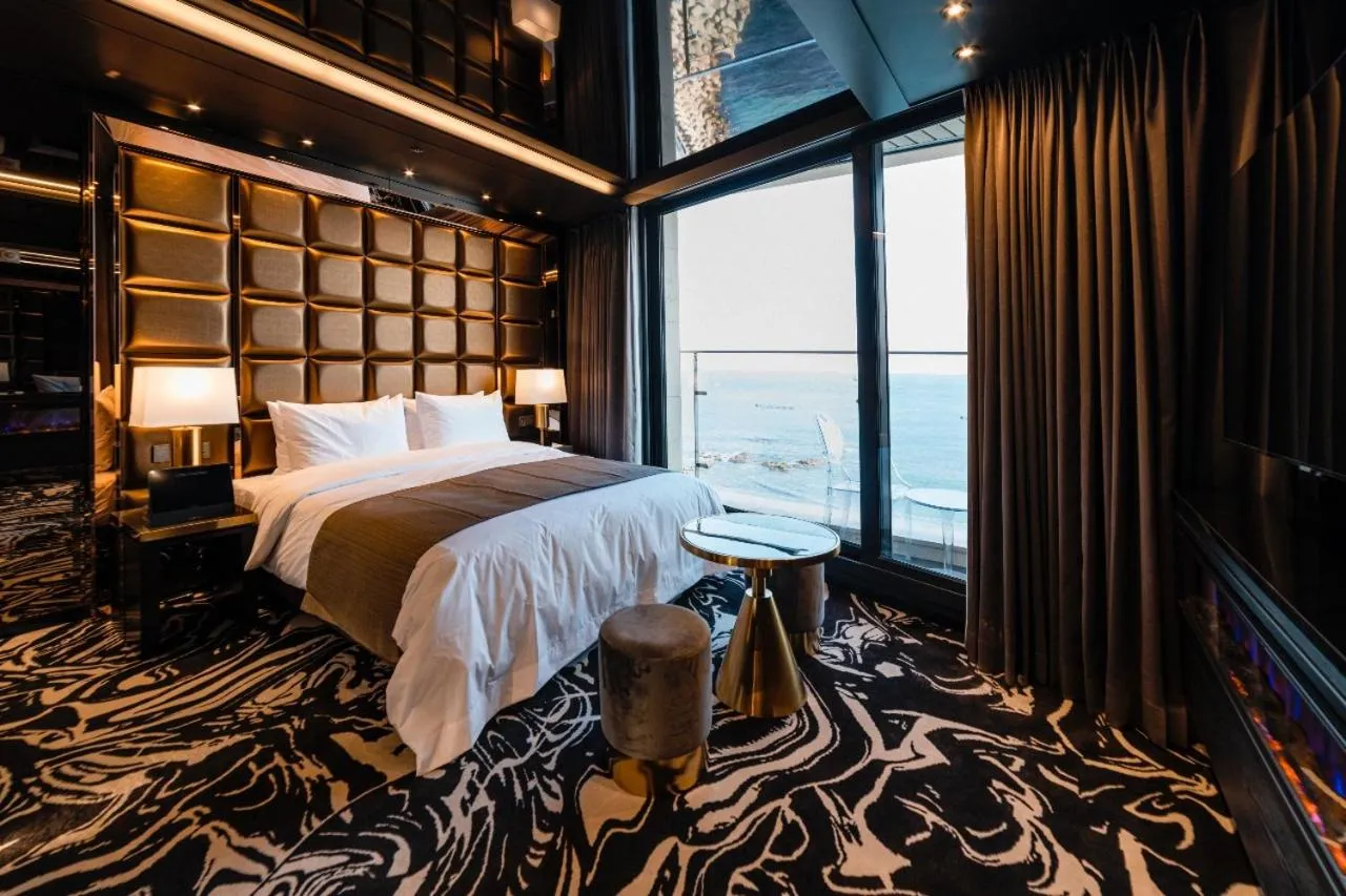 Bed in Best Louis Hamilton Hotel Ocean Terrace