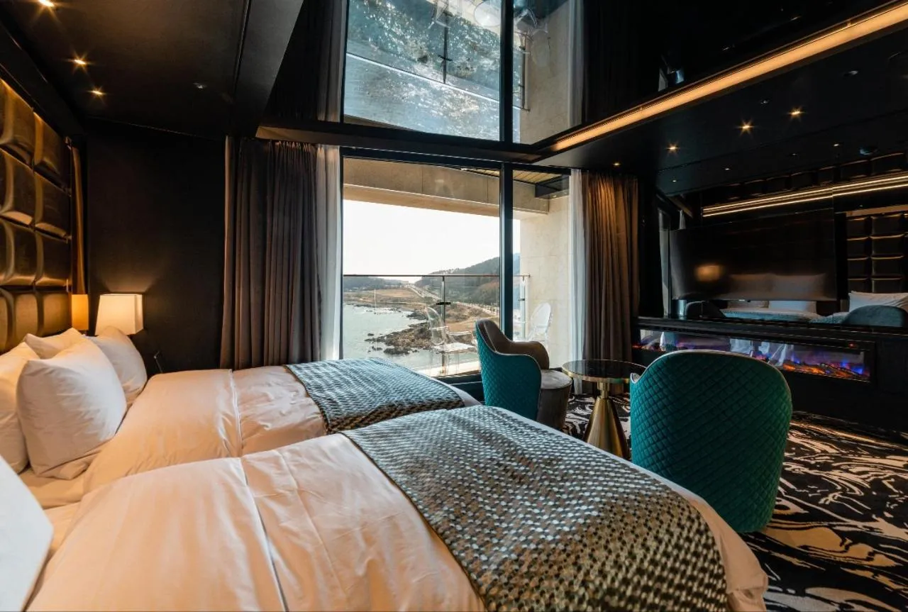 Bed in Best Louis Hamilton Hotel Ocean Terrace