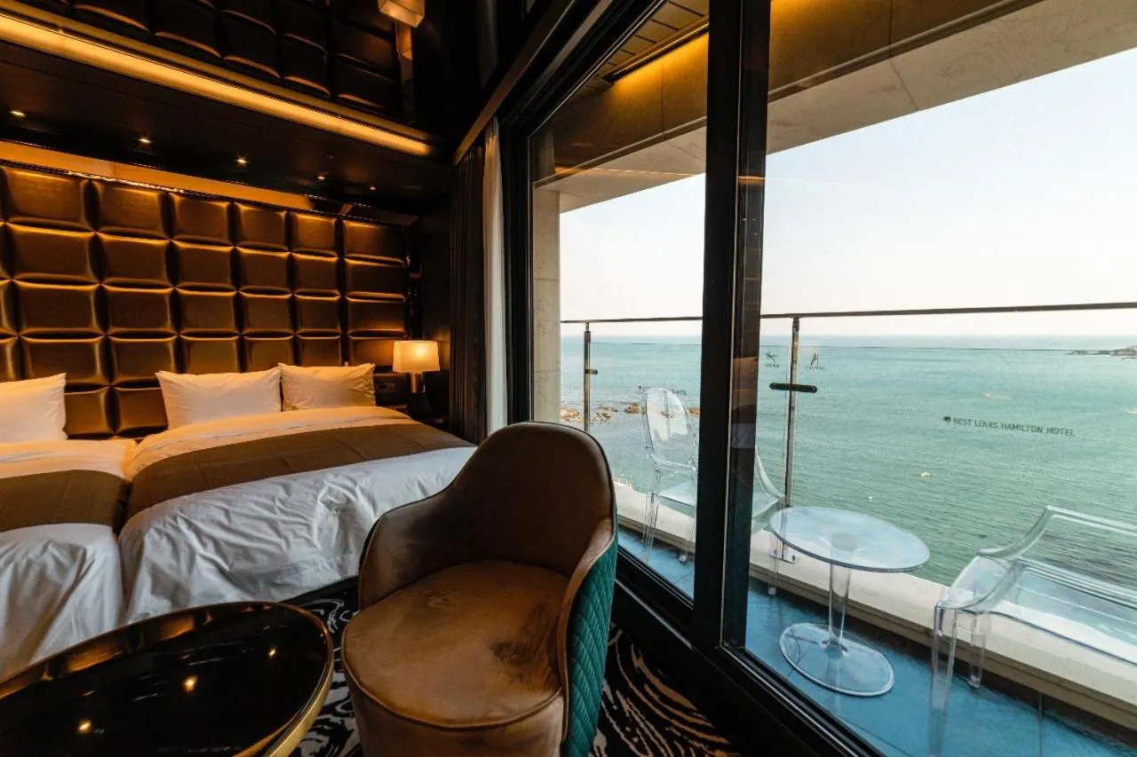 Bed in Best Louis Hamilton Hotel Ocean Terrace