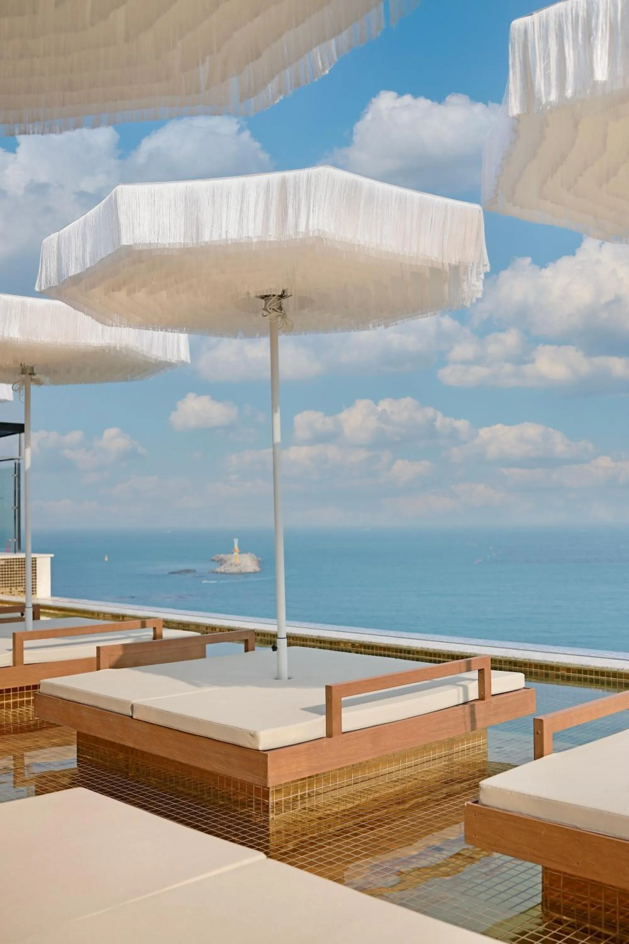 Swimming pool in Best Louis Hamilton Hotel Ocean Terrace