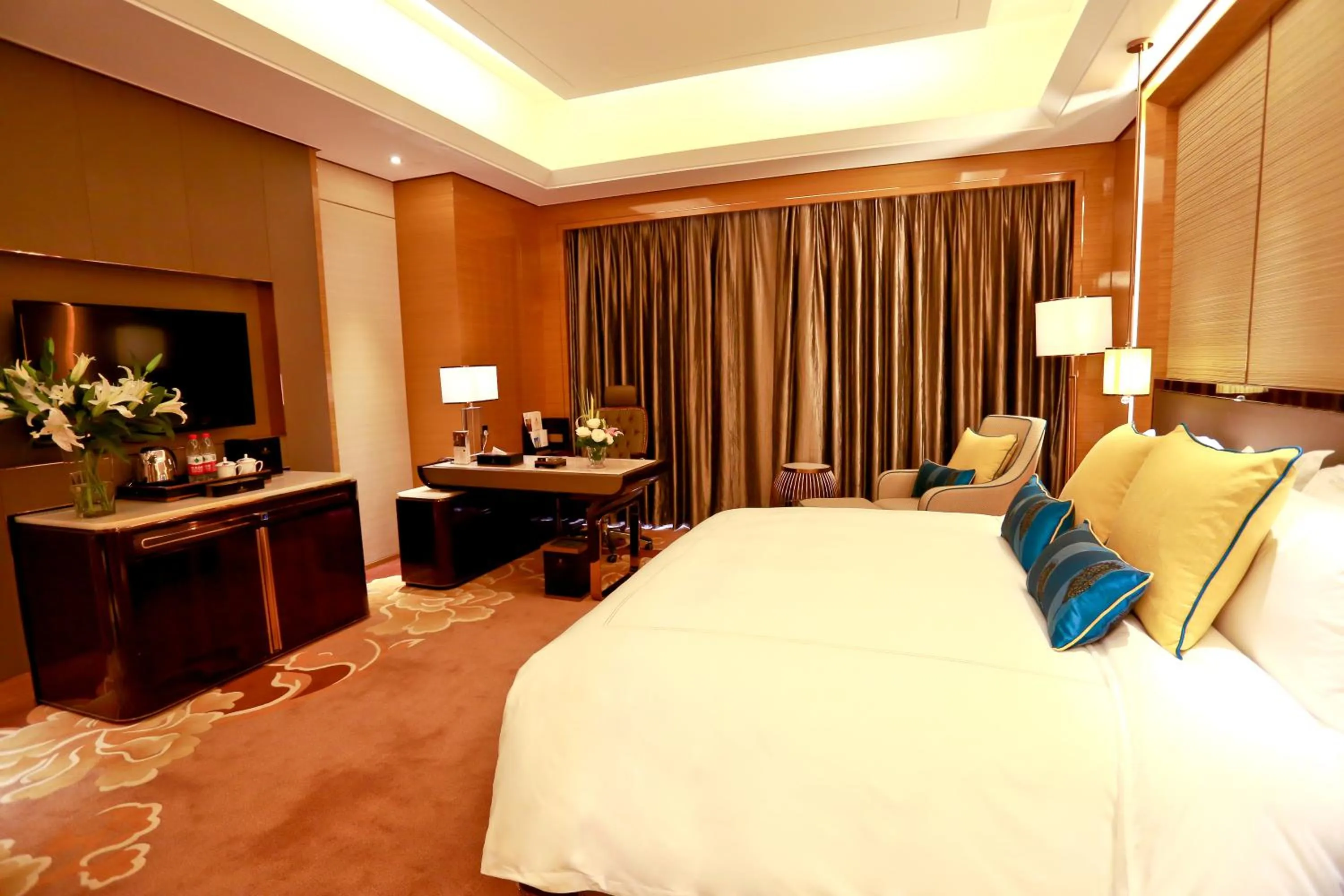 Photo of the whole room, Bed in JinJiang International Hotel Urumqi