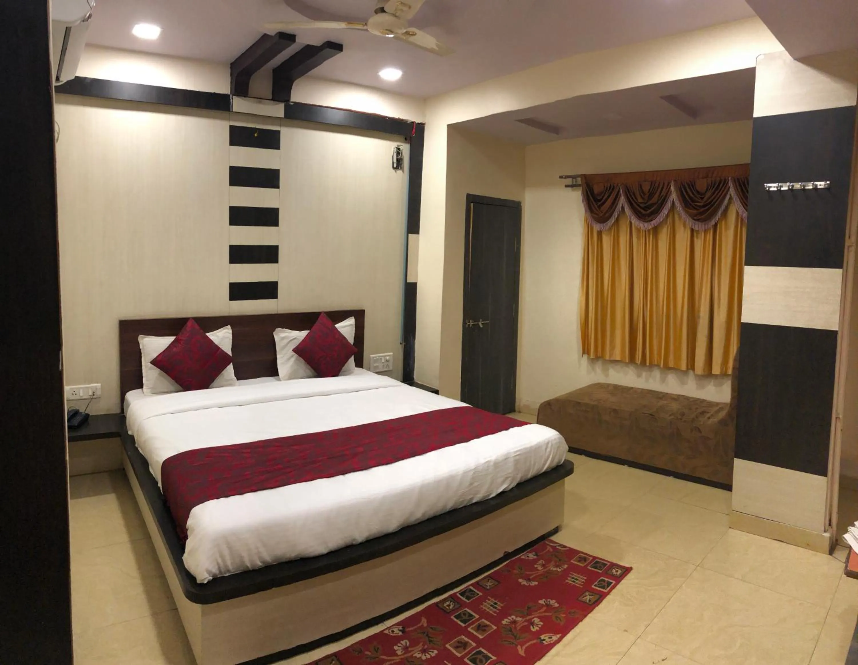 Photo of the whole room, Bed in Hotel Satpura Safari