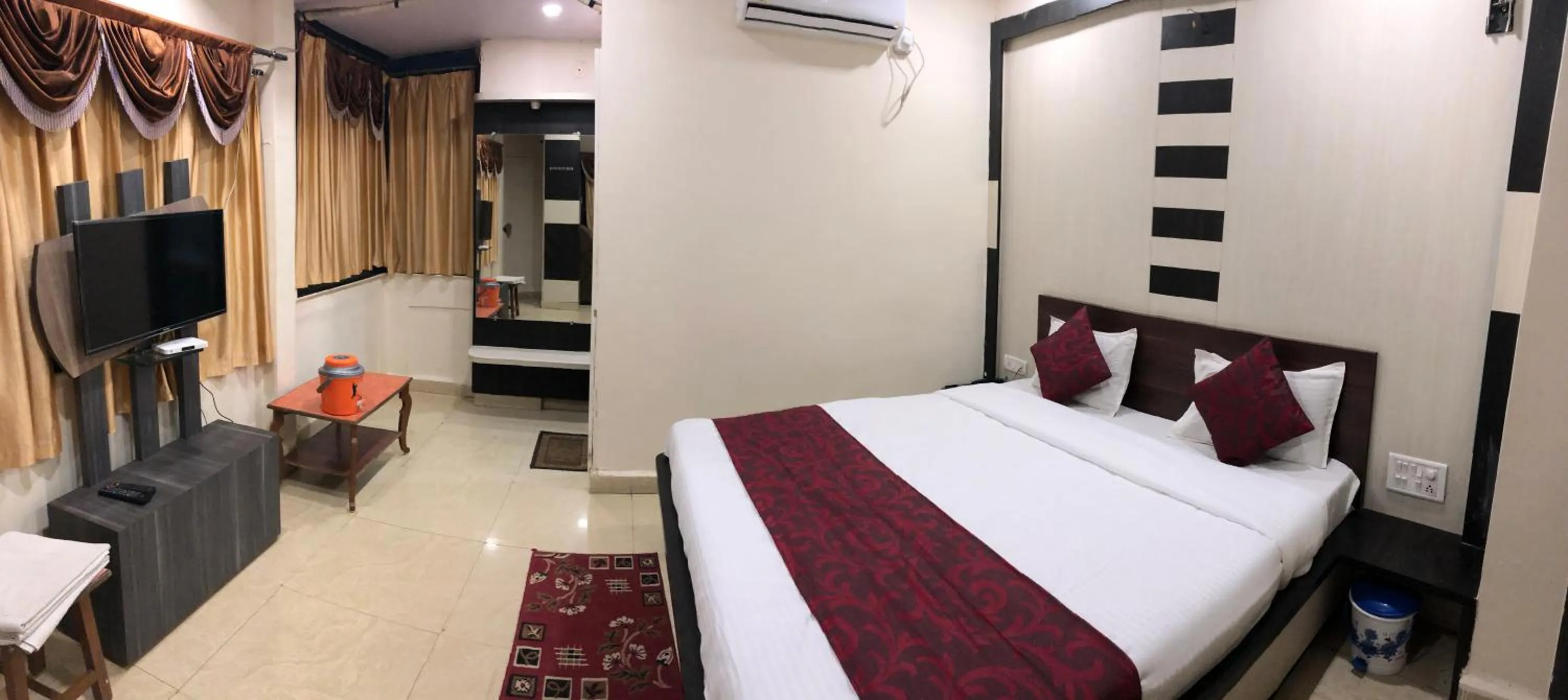 Photo of the whole room, Bed in Hotel Satpura Safari